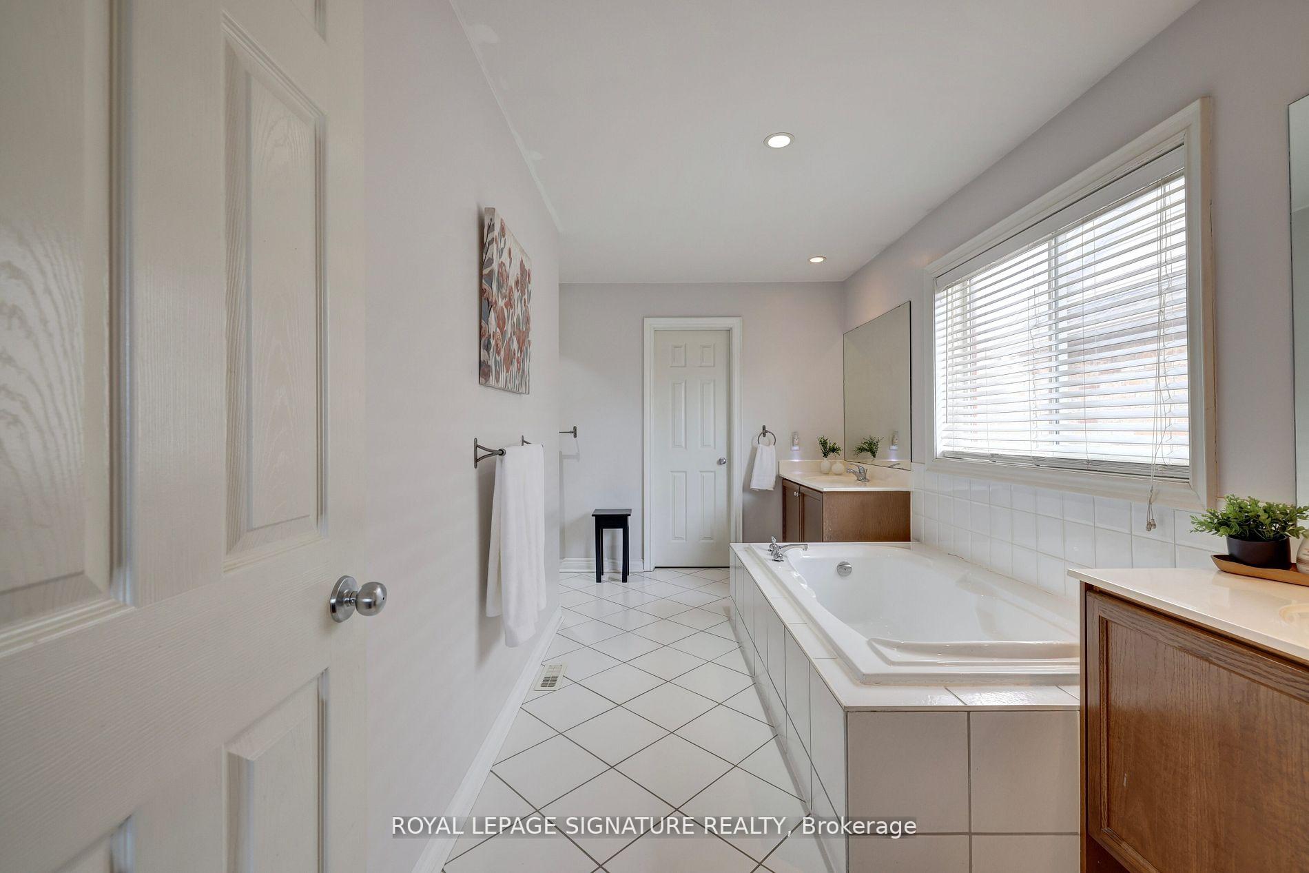 860 Spinning Wheel Cres W, Mississauga, ON L5W1W4 | 4 Bedroom 4 Bathroom Detached House | Image 15