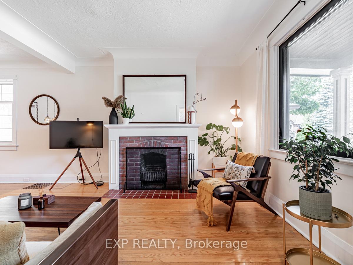 35 Dynevor Rd, Toronto, ON M6E3W7 | 3 Bedroom 3 Bathroom Detached House | Image 4