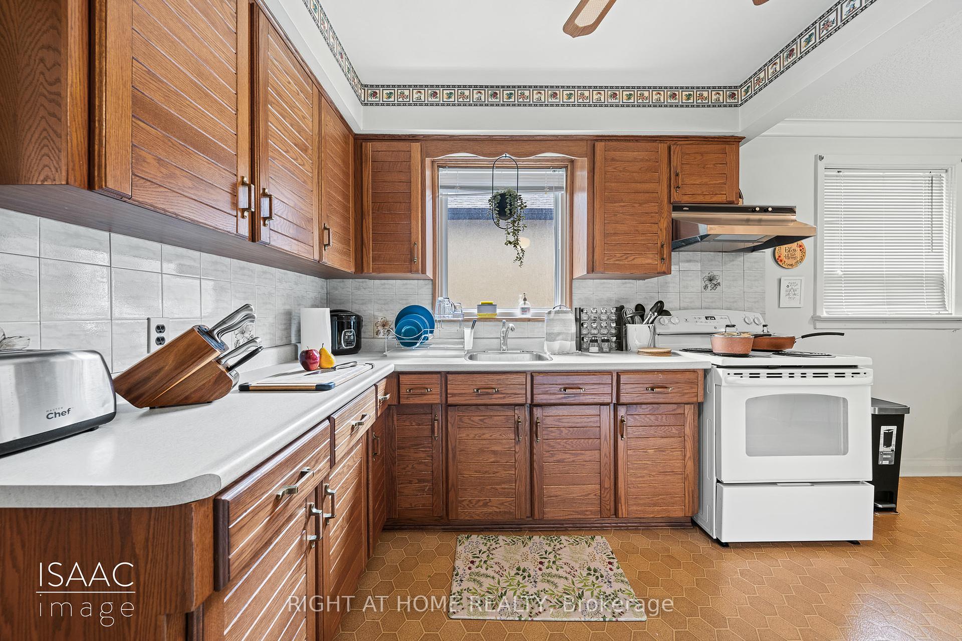 98 Yorkview Dr, Toronto, ON M8Z2G4 | 3 Bedroom 2 Bathroom Detached House | Image 7