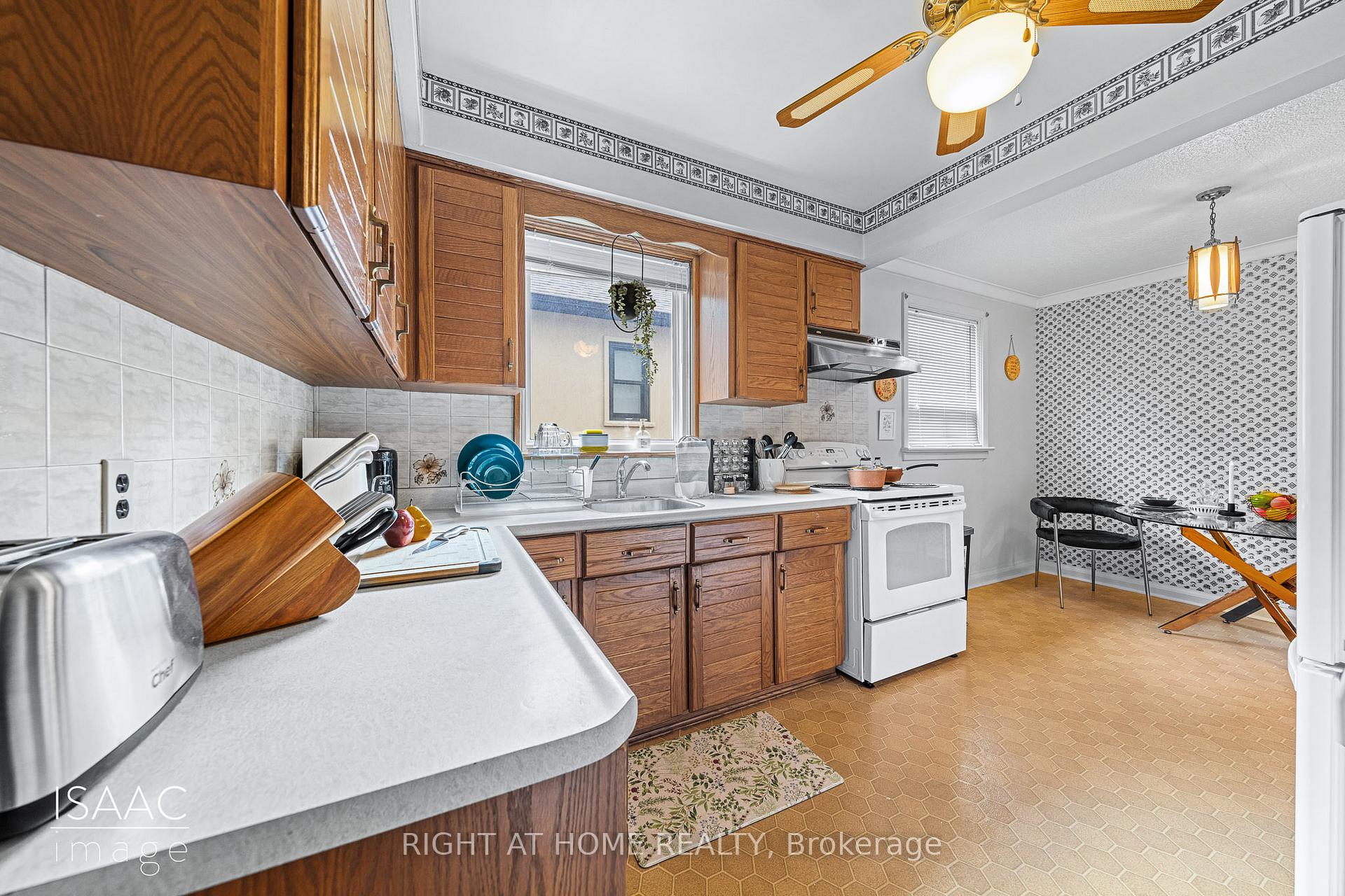 98 Yorkview Dr, Toronto, ON M8Z2G4 | 3 Bedroom 2 Bathroom Detached House | Image 8