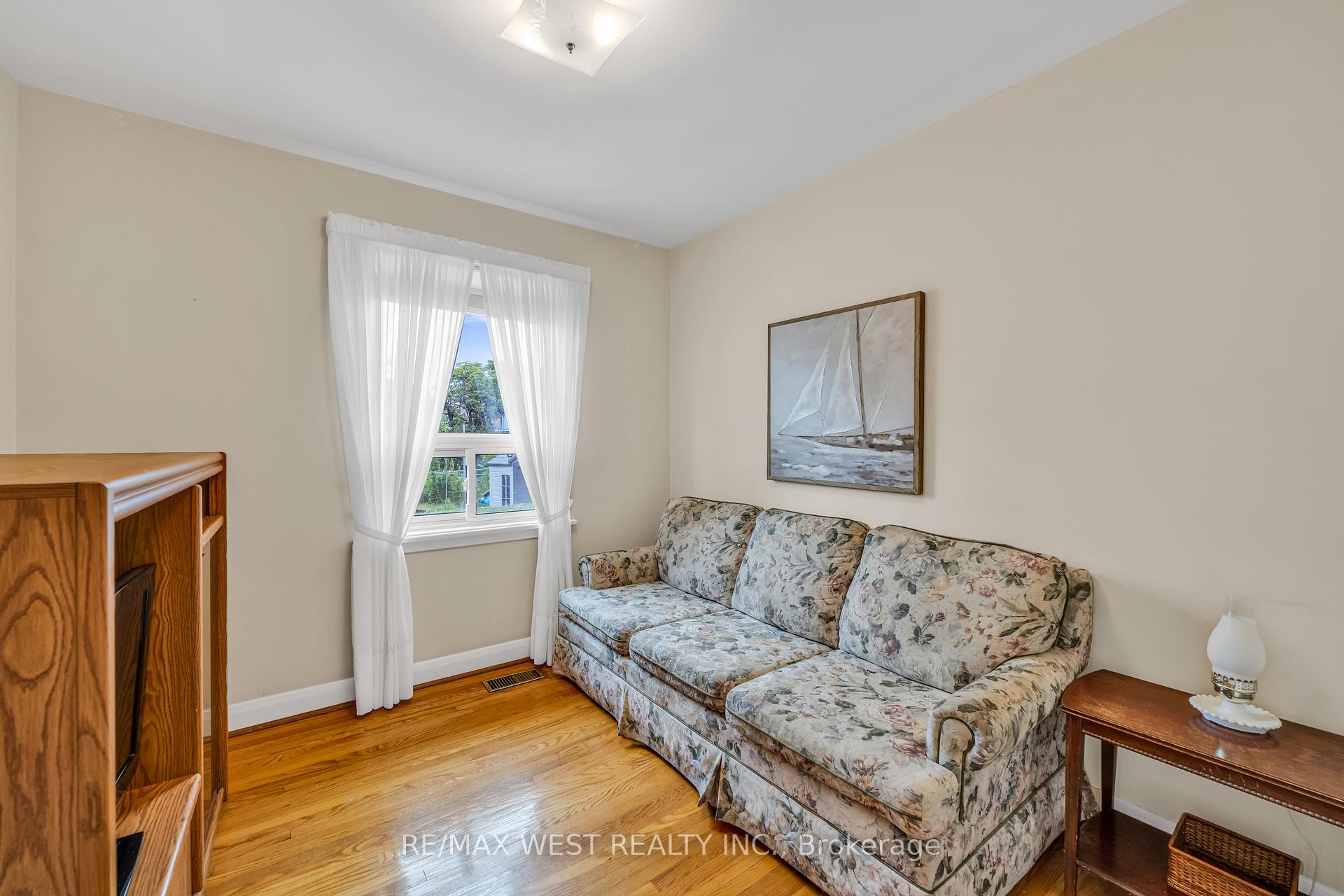 5 Picton Cres, Toronto, ON M3K1W4 | 3 Bedroom 2 Bathroom Detached House | Image 19