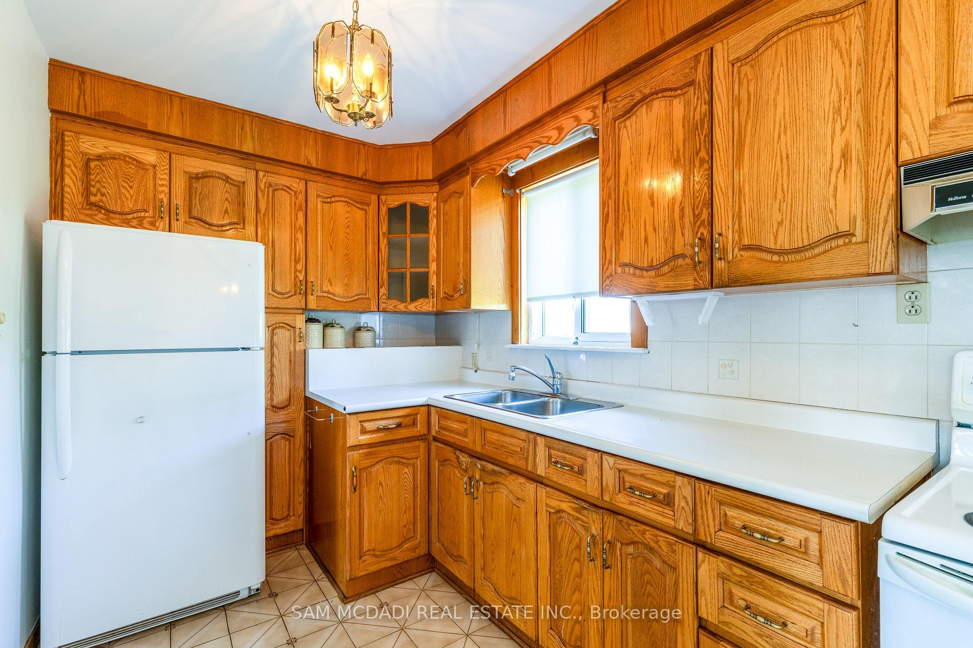 64 Dorking Cres, Toronto, ON M3M2B6 | 3 Bedroom 2 Bathroom Detached House | Image 9