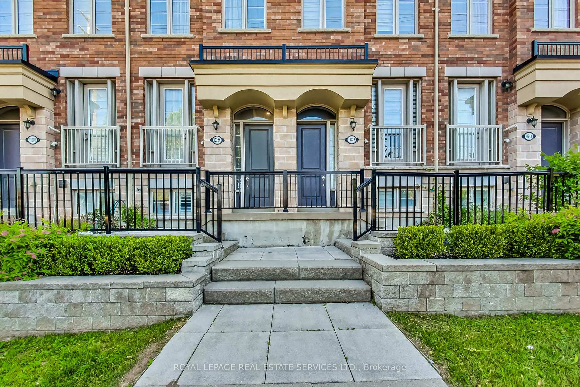 1022A Islington Ave, Toronto, ON M8Z0E5 | 3 Bedroom 3 Bathroom Condo Townhouse | Image 3