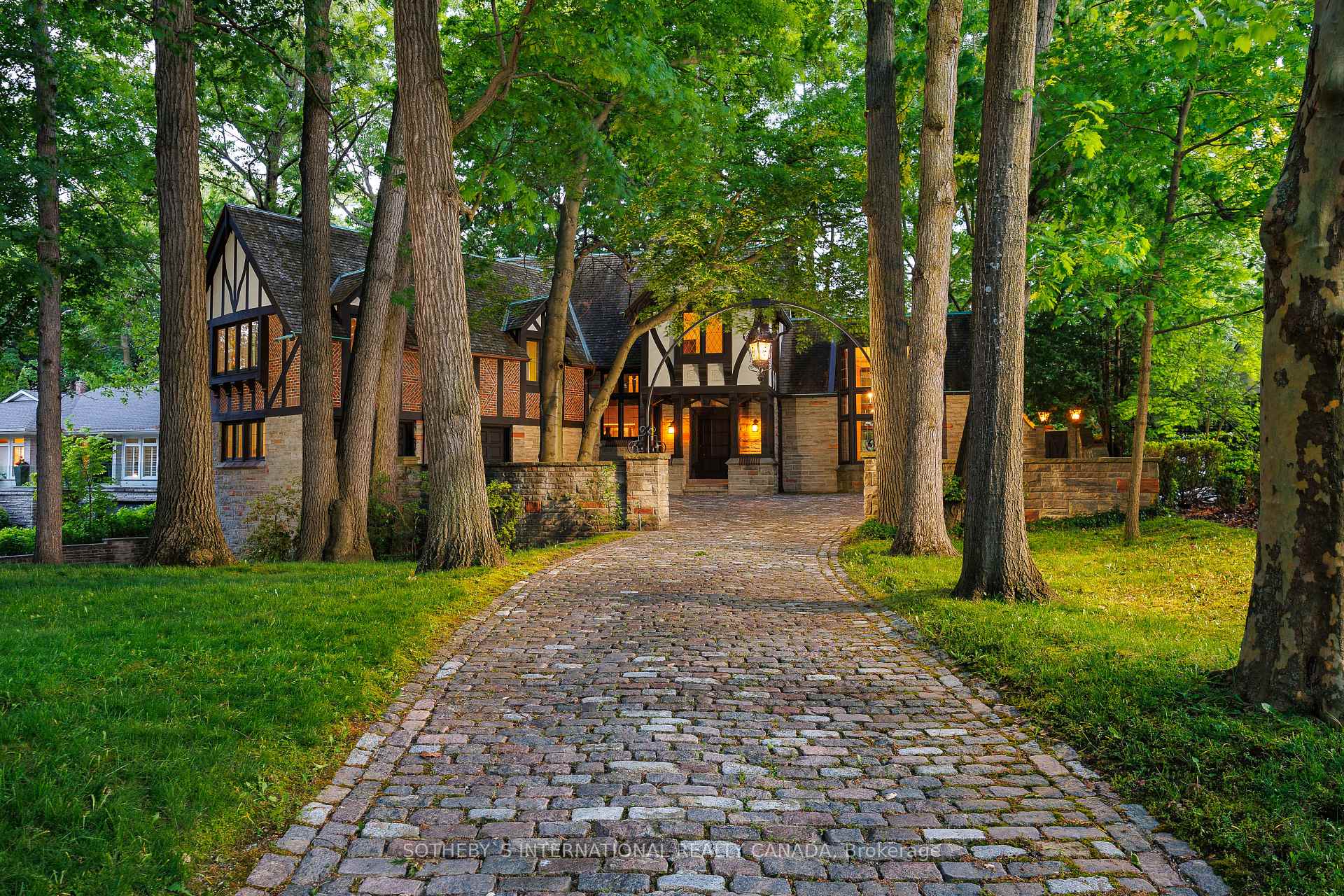 38 Edenbrook Hill, Toronto, ON M9A3Z6 | 4 Bedroom 4 Bathroom Detached House | Image 1