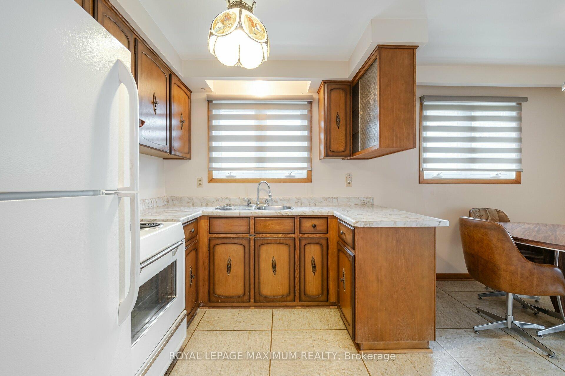 124 Firgrove Cres, Toronto, ON M3N1K6 | 3 Bedroom 2 Bathroom Semi-Detached House | Image 10