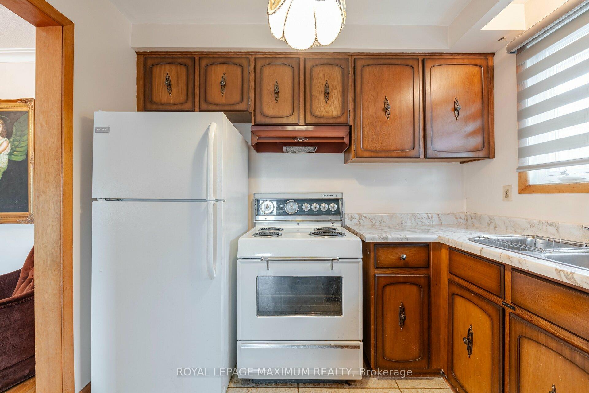 124 Firgrove Cres, Toronto, ON M3N1K6 | 3 Bedroom 2 Bathroom Semi-Detached House | Image 11