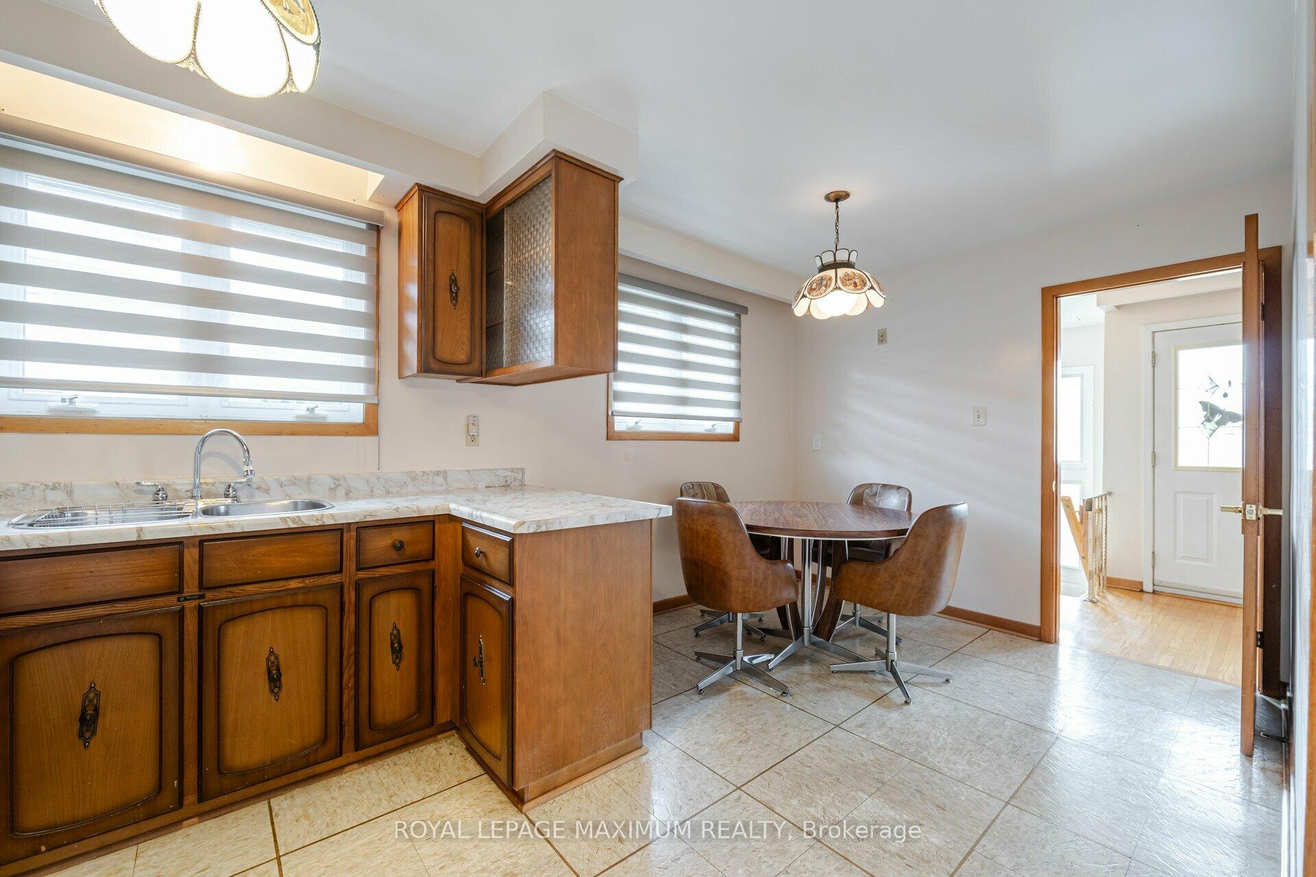 124 Firgrove Cres, Toronto, ON M3N1K6 | 3 Bedroom 2 Bathroom Semi-Detached House | Image 12