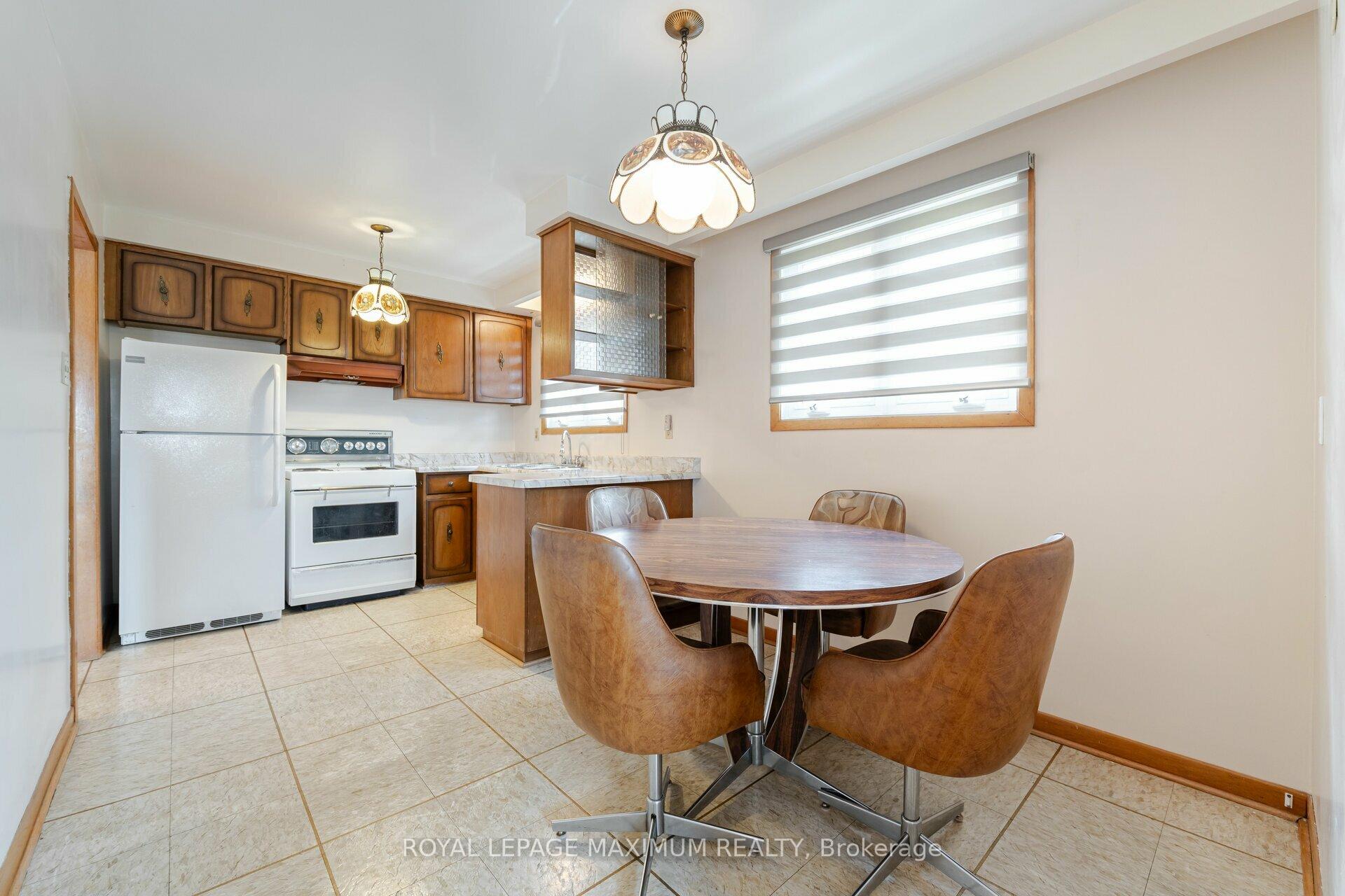 124 Firgrove Cres, Toronto, ON M3N1K6 | 3 Bedroom 2 Bathroom Semi-Detached House | Image 14