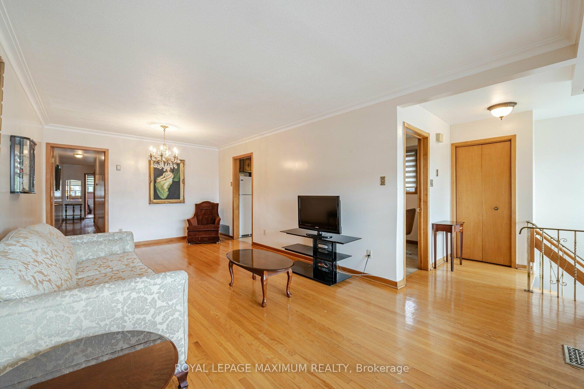 124 Firgrove Cres, Toronto, ON M3N1K6 | 3 Bedroom 2 Bathroom Semi-Detached House | Image 4