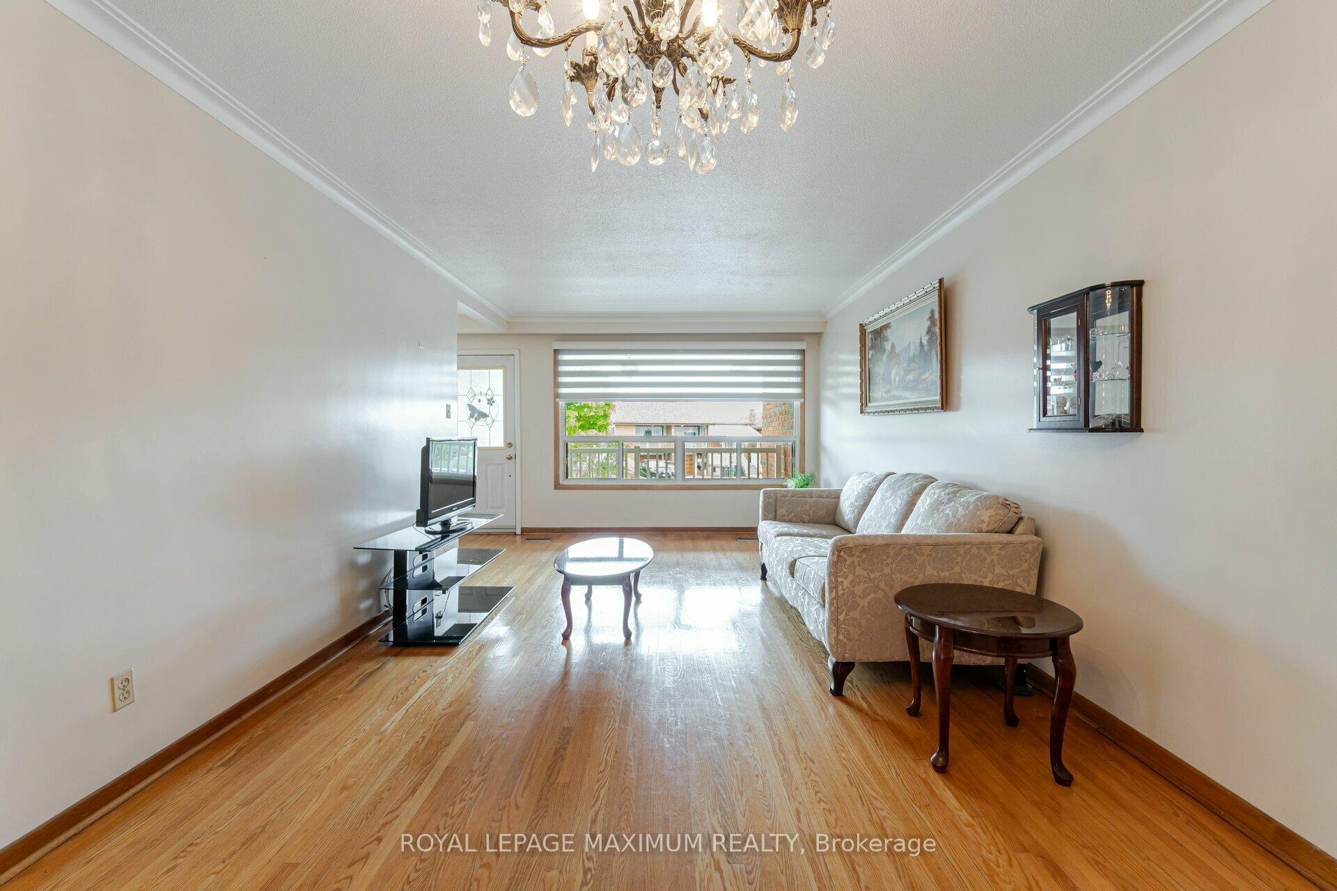 124 Firgrove Cres, Toronto, ON M3N1K6 | 3 Bedroom 2 Bathroom Semi-Detached House | Image 8