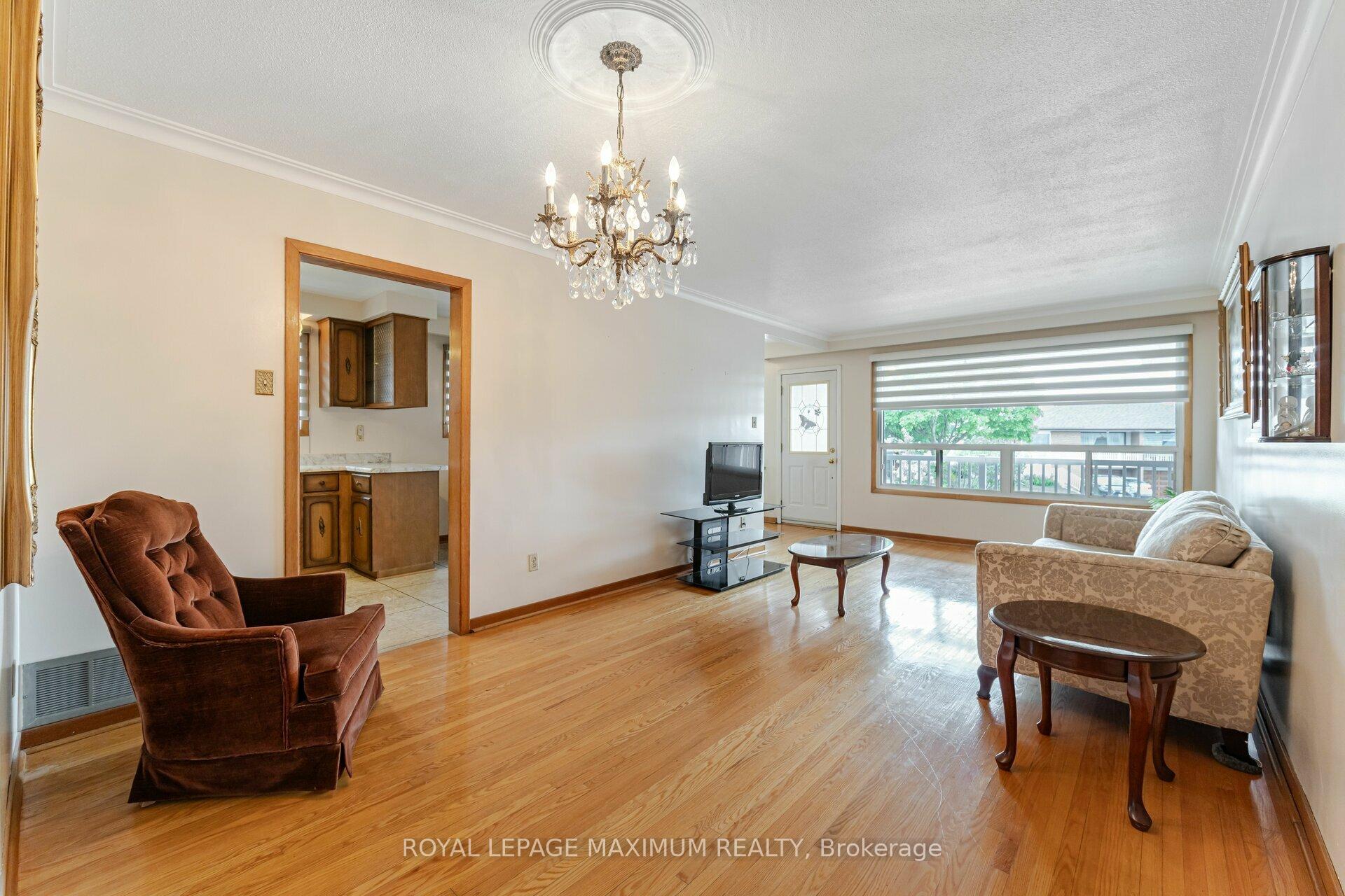 124 Firgrove Cres, Toronto, ON M3N1K6 | 3 Bedroom 2 Bathroom Semi-Detached House | Image 9