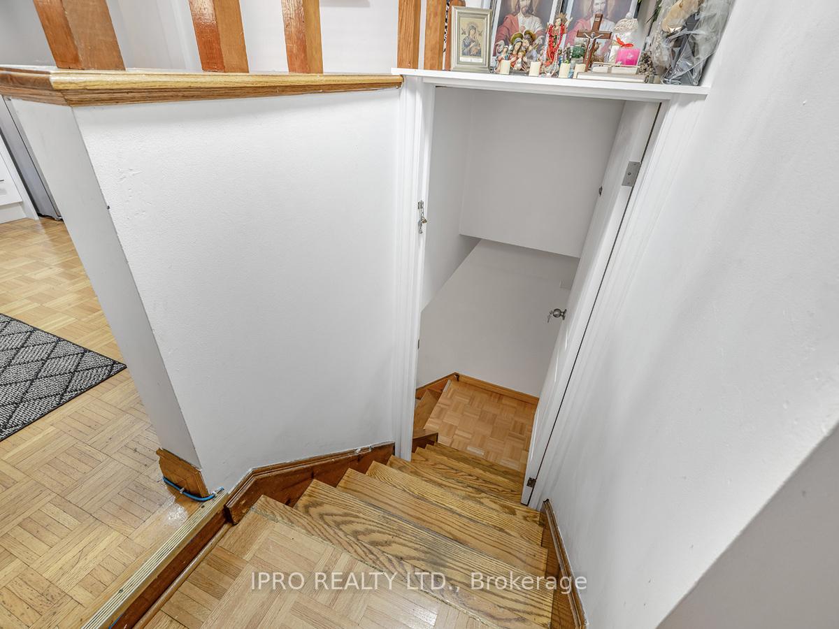 22 Holmesdale Cres, Toronto, ON M6E1Y6 | 2 Bedroom 2 Bathroom Detached House | Image 17