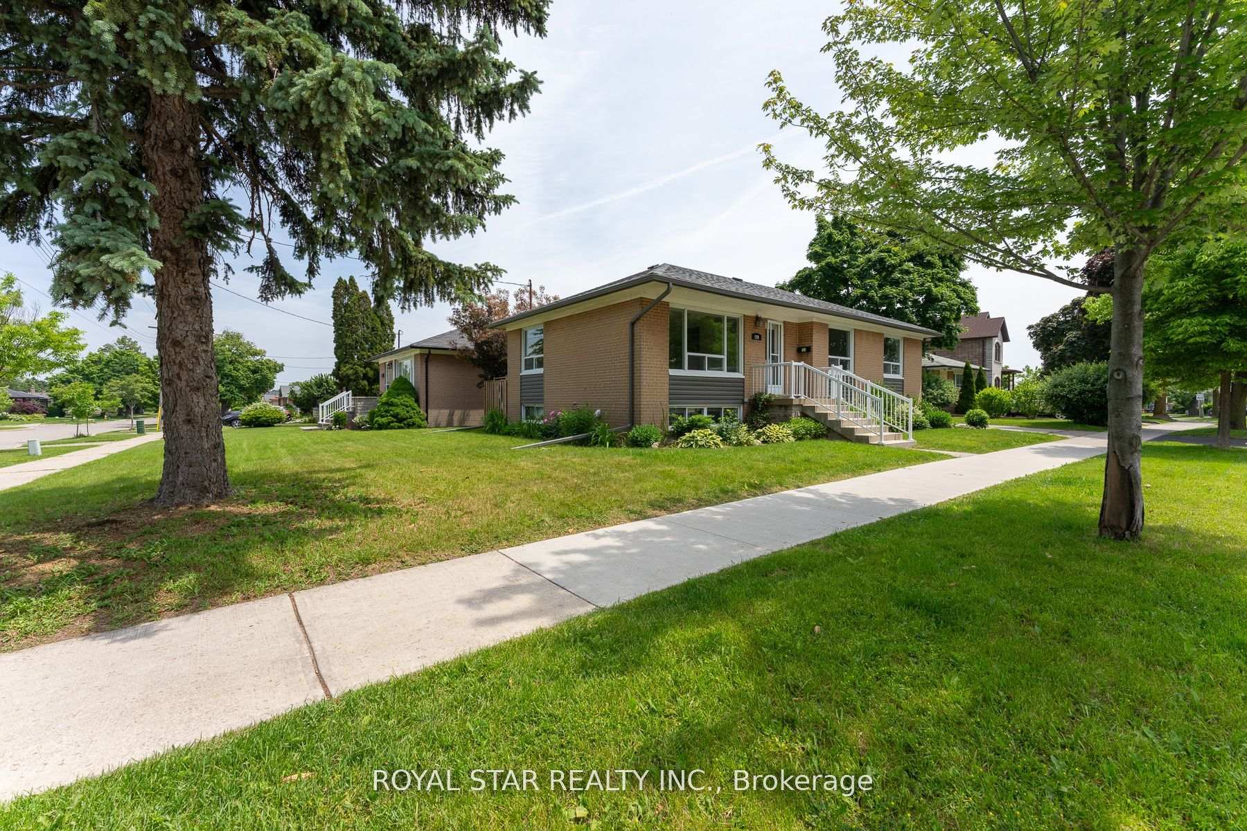 179 Wellesworth Dr, Toronto, ON M9C4S3 | 3 Bedroom 2 Bathroom Detached House | Image 2