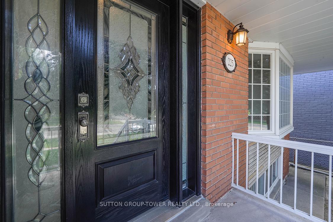225 Park Lawn Rd, Toronto, ON M8Y3J3 | 3 Bedroom 2 Bathroom Detached House | Image 3