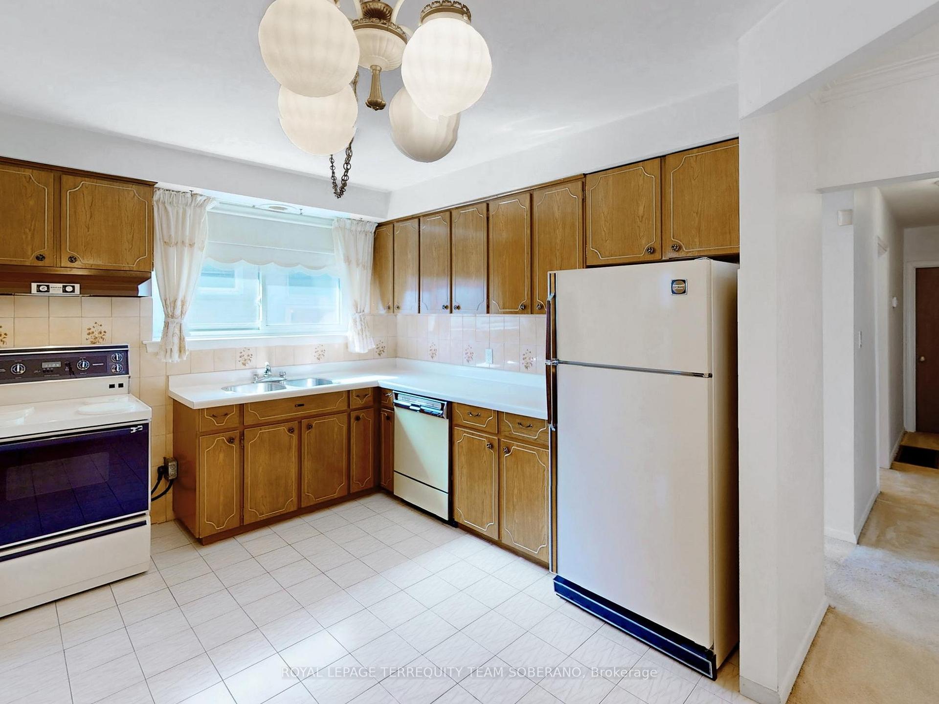 10 Bengal Crt, Toronto, ON M3L1X9 | 3 Bedroom 2 Bathroom Semi-Detached House | Image 10