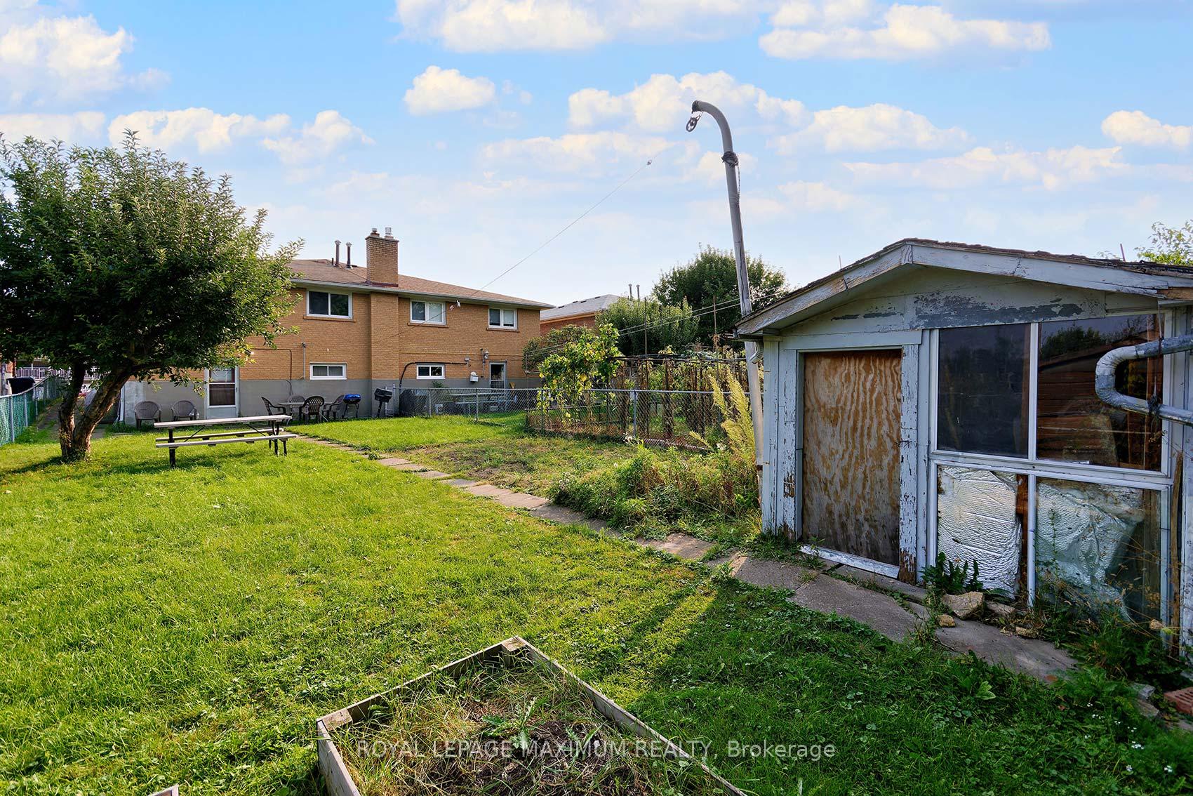 199 Cabana Dr, Toronto, ON M9L1L2 | 3 Bedroom 2 Bathroom Semi-Detached House | Image 36