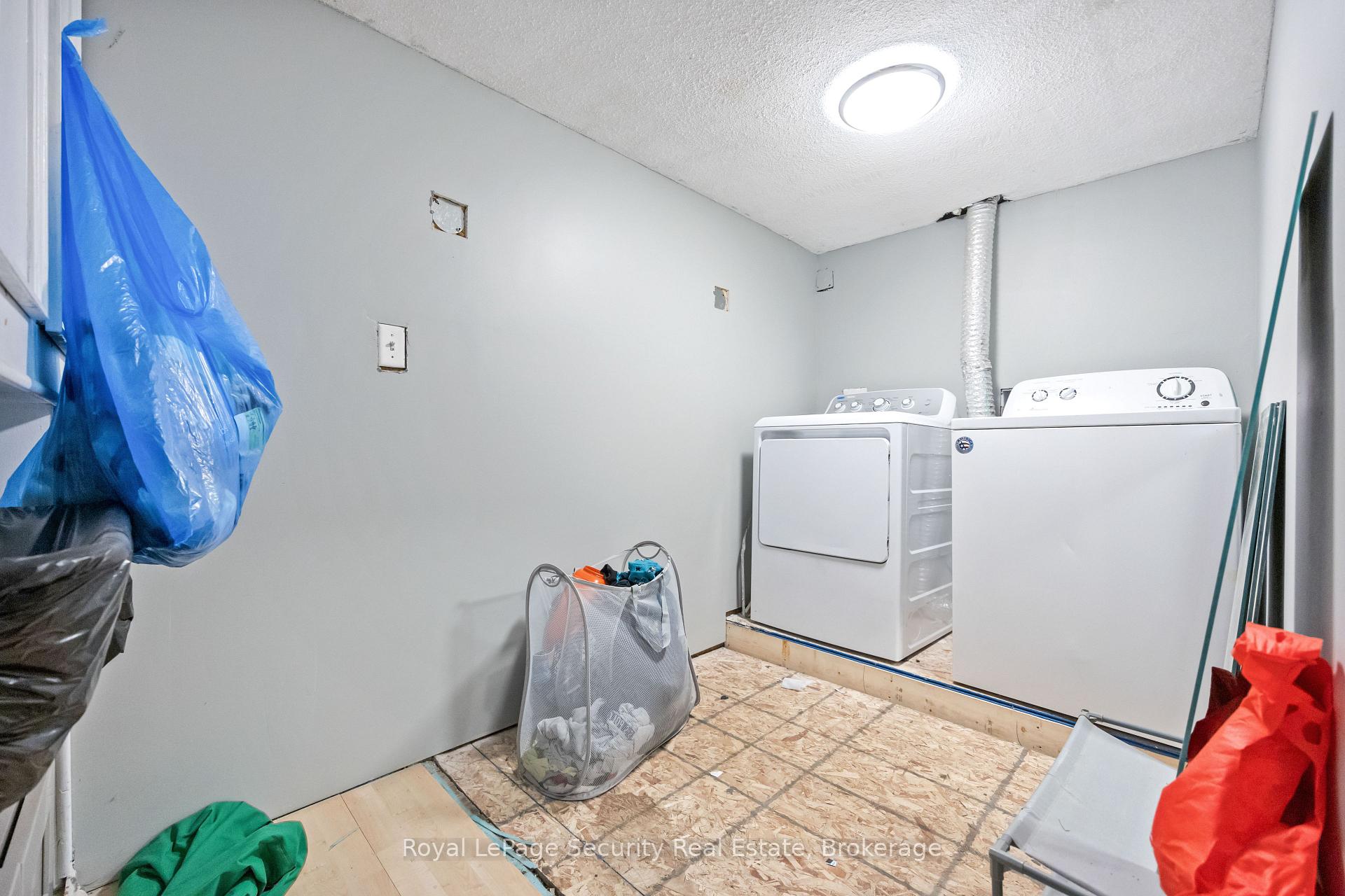 1104 Glengrove Ave, Toronto, ON M6B2K4 | 4 Bedroom 2 Bathroom Detached House | Image 21