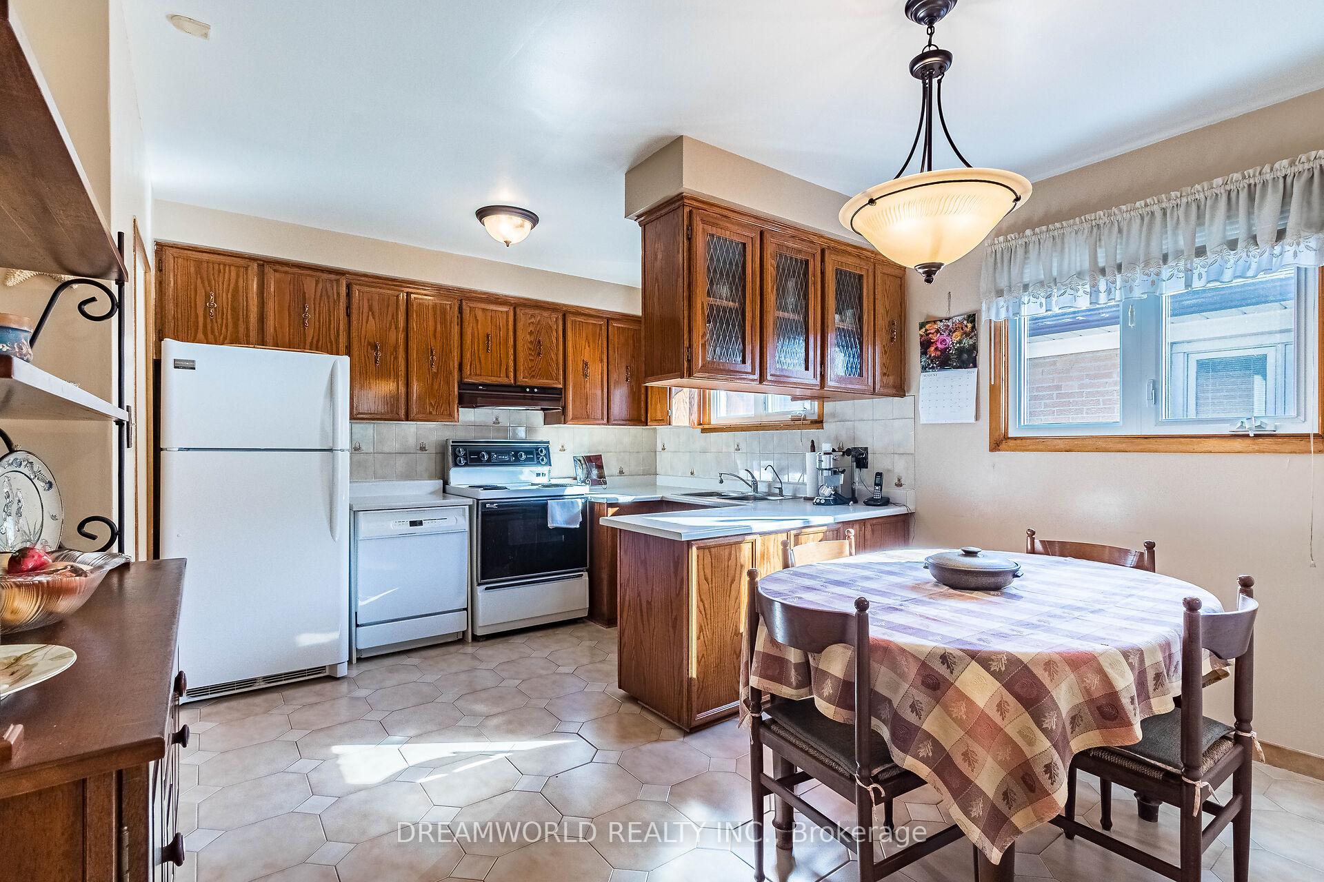 44 Watney Cres, Toronto, ON M3L2C9 | 3 Bedroom 2 Bathroom Semi-Detached House | Image 10