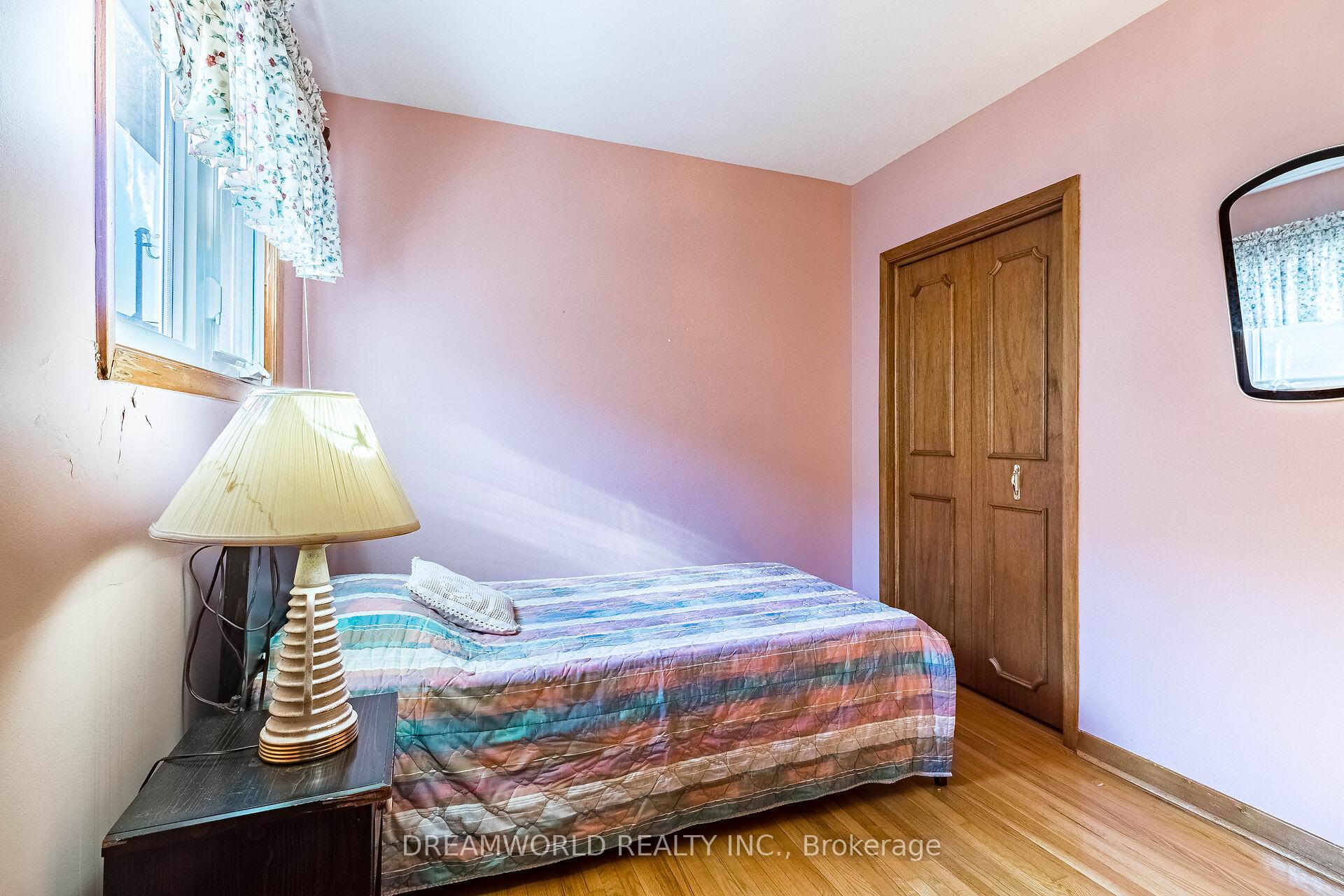 44 Watney Cres, Toronto, ON M3L2C9 | 3 Bedroom 2 Bathroom Semi-Detached House | Image 16