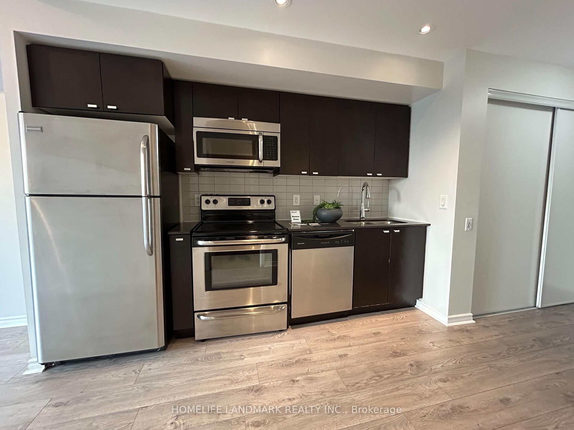 #909 - 105 The Queensway, Toronto, ON M6S5B5 | 1 Bedroom 1 Bathroom Condo Apt | Image 8