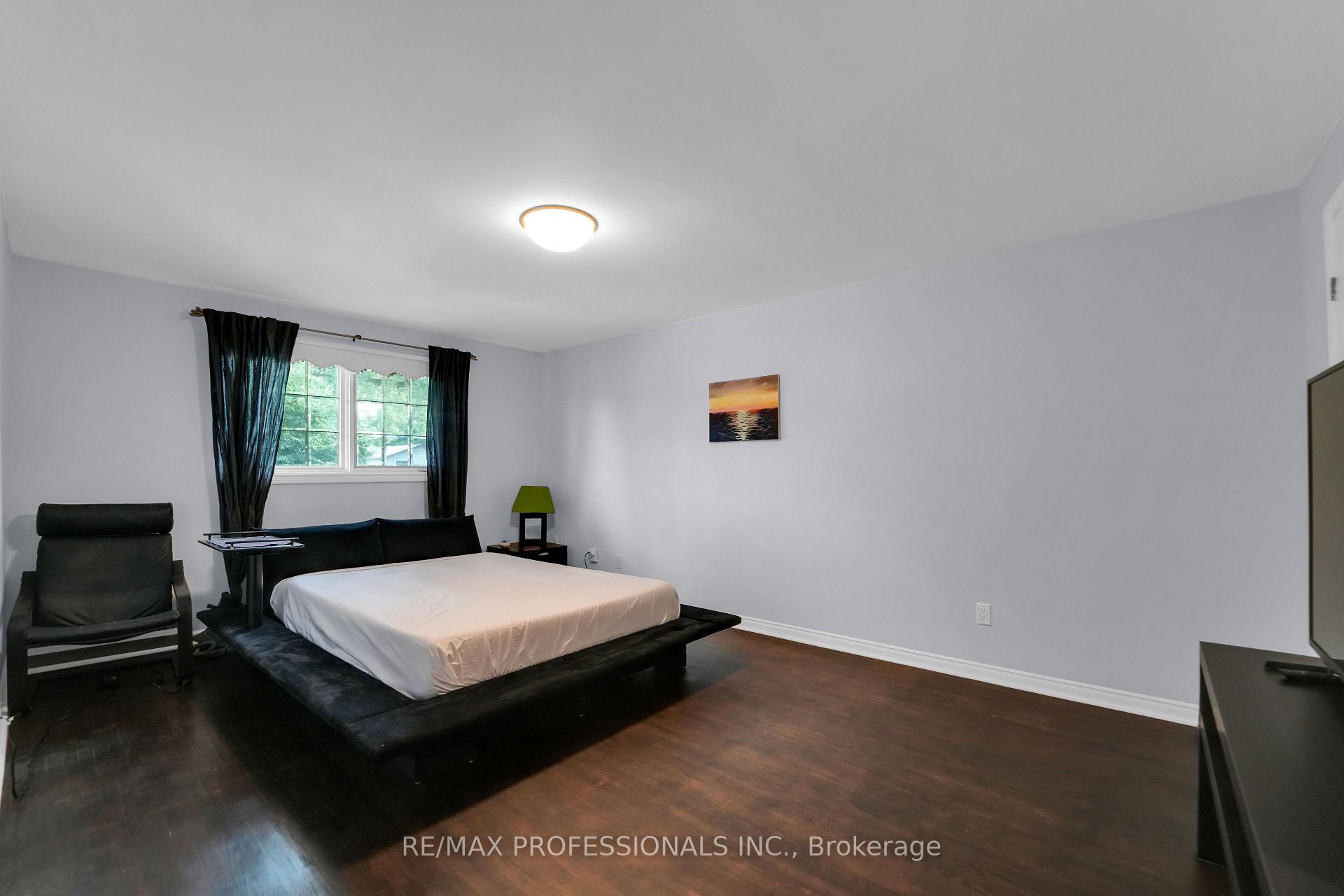 33 Bonnyview Dr, Toronto, ON M8Y3G7 | 4 Bedroom 3 Bathroom Detached House | Image 11