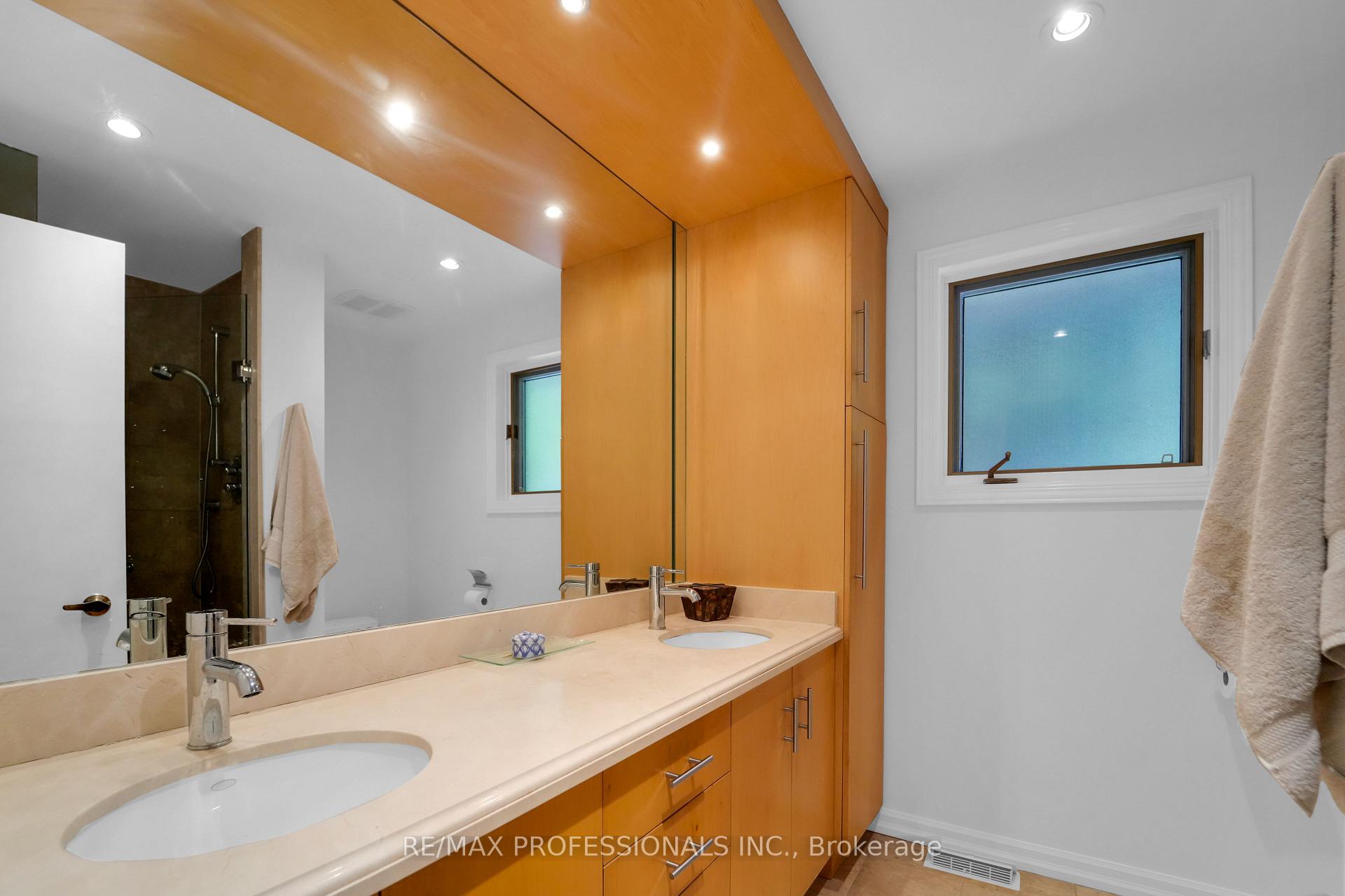 33 Bonnyview Dr, Toronto, ON M8Y3G7 | 4 Bedroom 3 Bathroom Detached House | Image 12