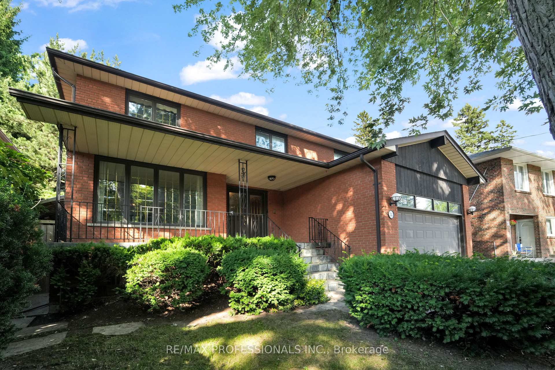 33 Bonnyview Dr, Toronto, ON M8Y3G7 | 4 Bedroom 3 Bathroom Detached House | Image 2