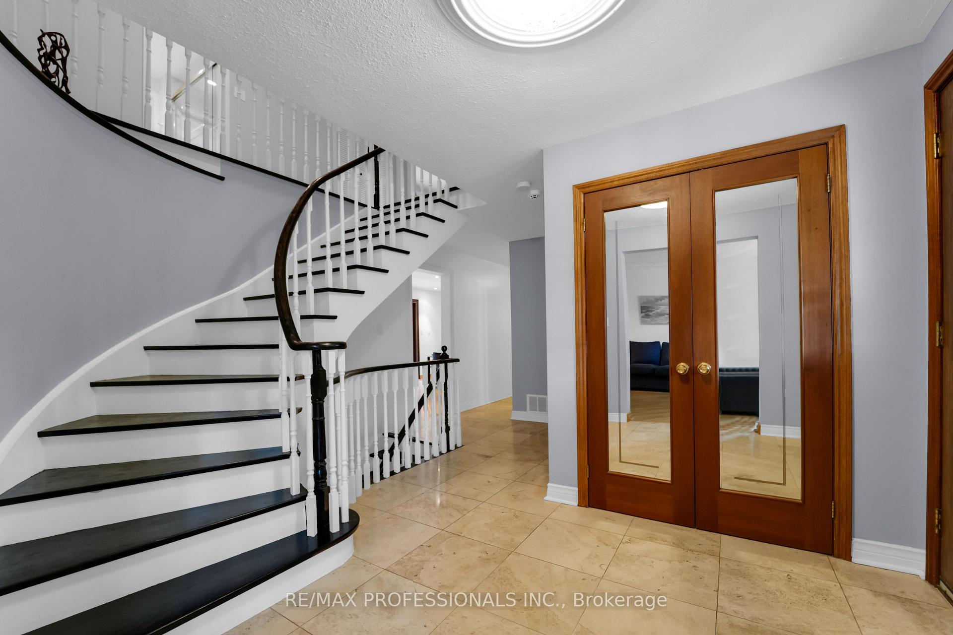 33 Bonnyview Dr, Toronto, ON M8Y3G7 | 4 Bedroom 3 Bathroom Detached House | Image 3