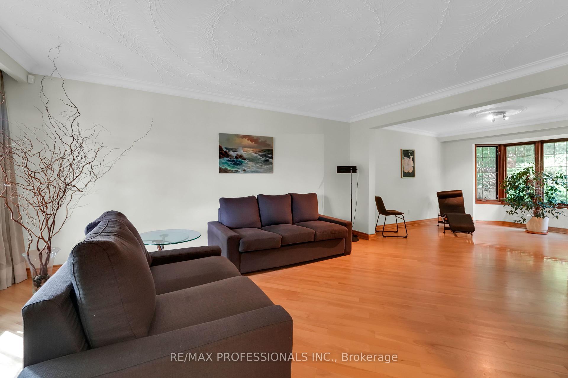 33 Bonnyview Dr, Toronto, ON M8Y3G7 | 4 Bedroom 3 Bathroom Detached House | Image 4