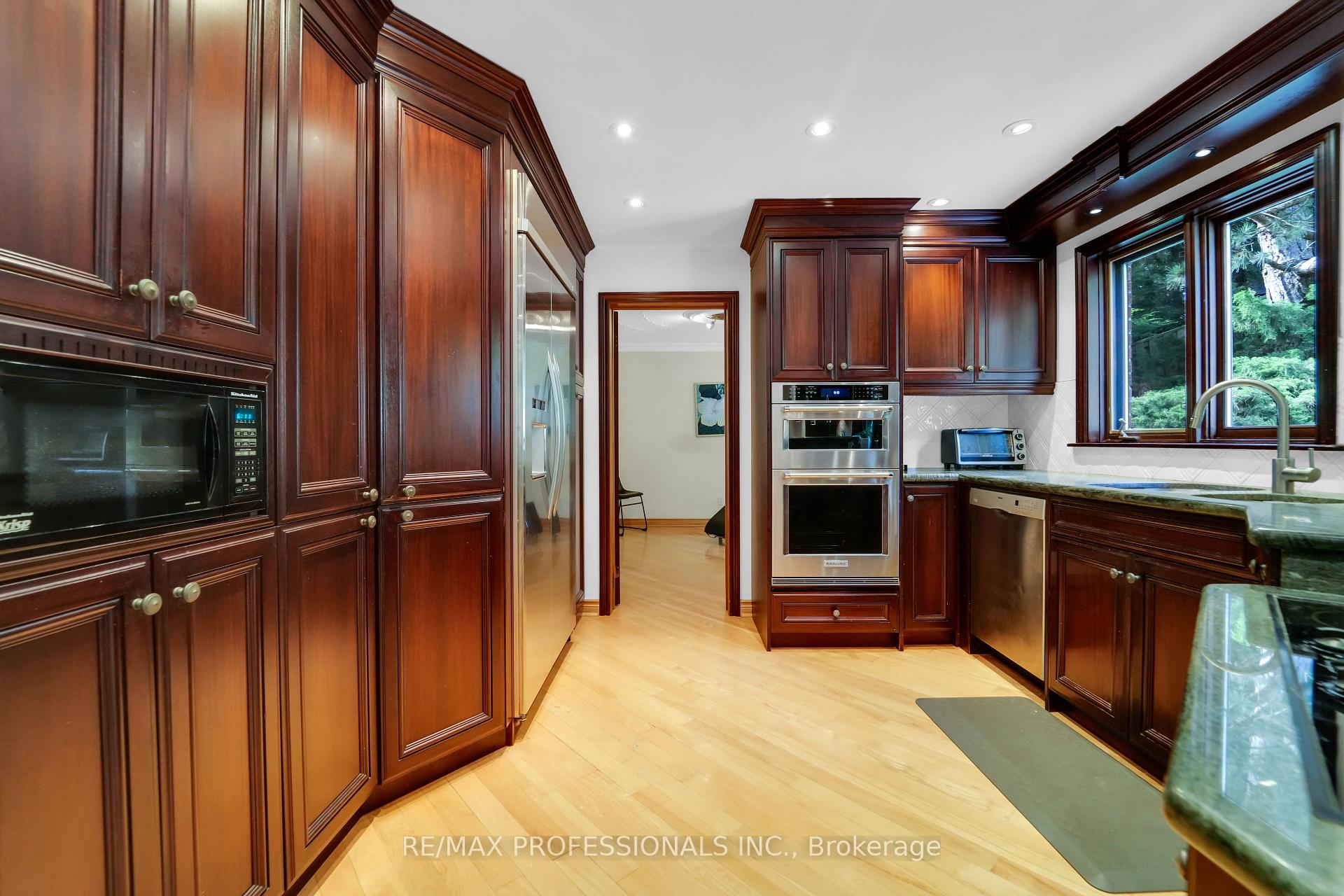 33 Bonnyview Dr, Toronto, ON M8Y3G7 | 4 Bedroom 3 Bathroom Detached House | Image 8