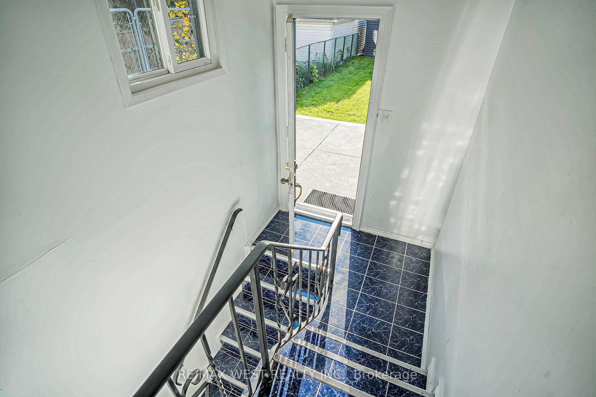 560 Perth Ave, Toronto, ON M6N2W7 | 3 Bedroom 3 Bathroom Semi-Detached House | Image 26