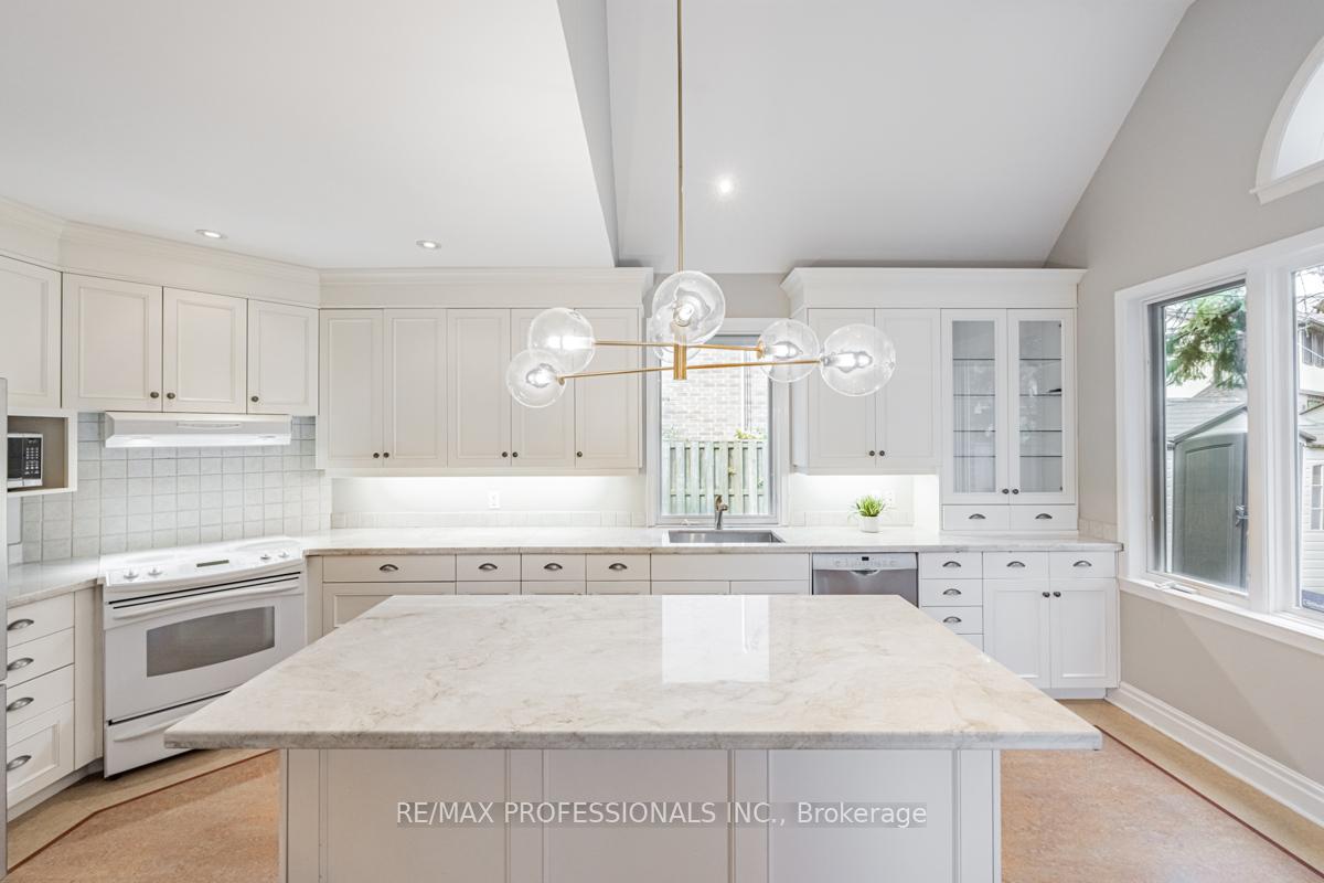 54 Robin Hood Rd, Toronto, ON M9A2W8 | 4 Bedroom 3 Bathroom Detached House | Image 11