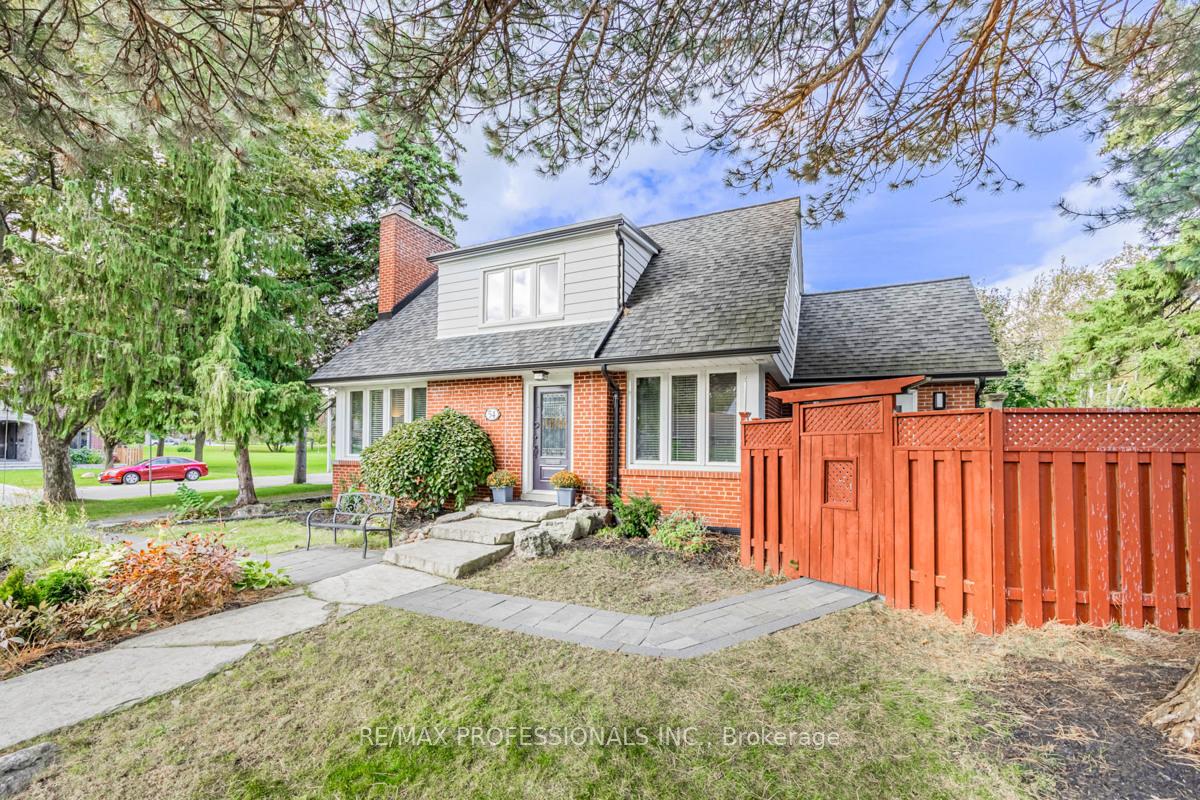 54 Robin Hood Rd, Toronto, ON M9A2W8 | 4 Bedroom 3 Bathroom Detached House | Image 3