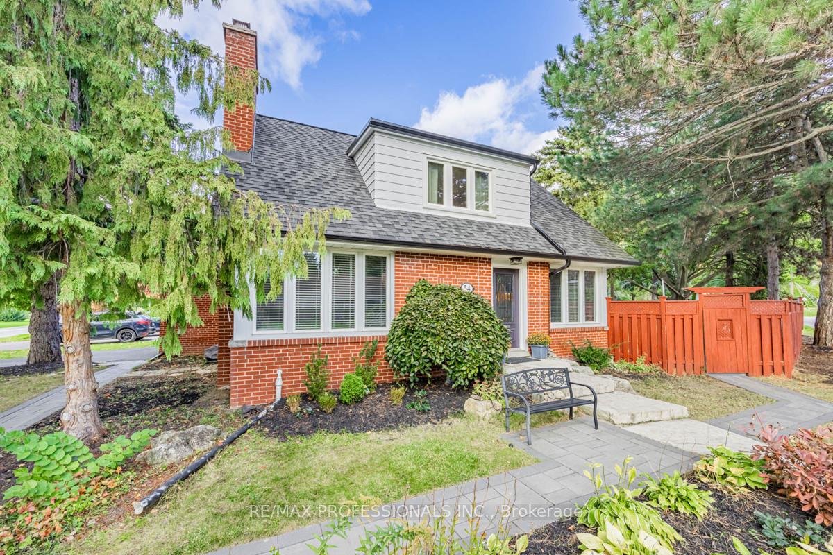 54 Robin Hood Rd, Toronto, ON M9A2W8 | 4 Bedroom 3 Bathroom Detached House | Image 4