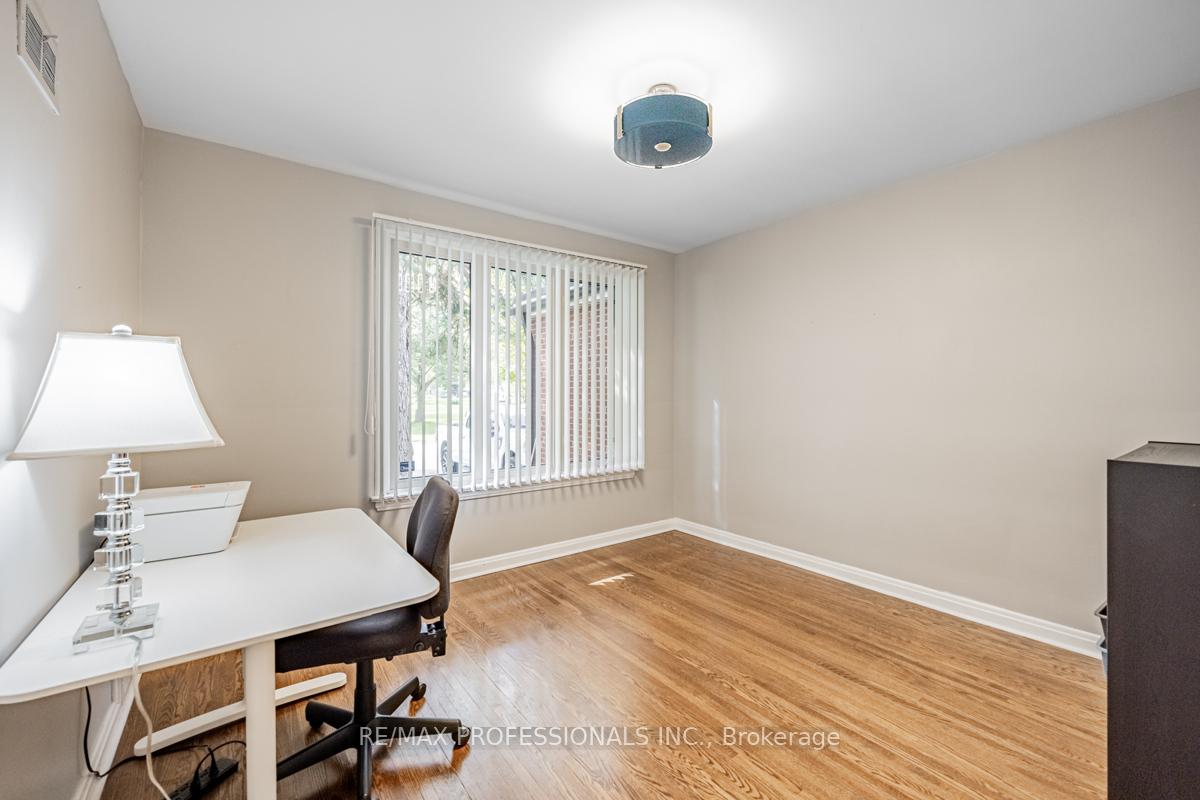 54 Robin Hood Rd, Toronto, ON M9A2W8 | 4 Bedroom 3 Bathroom Detached House | Image 8