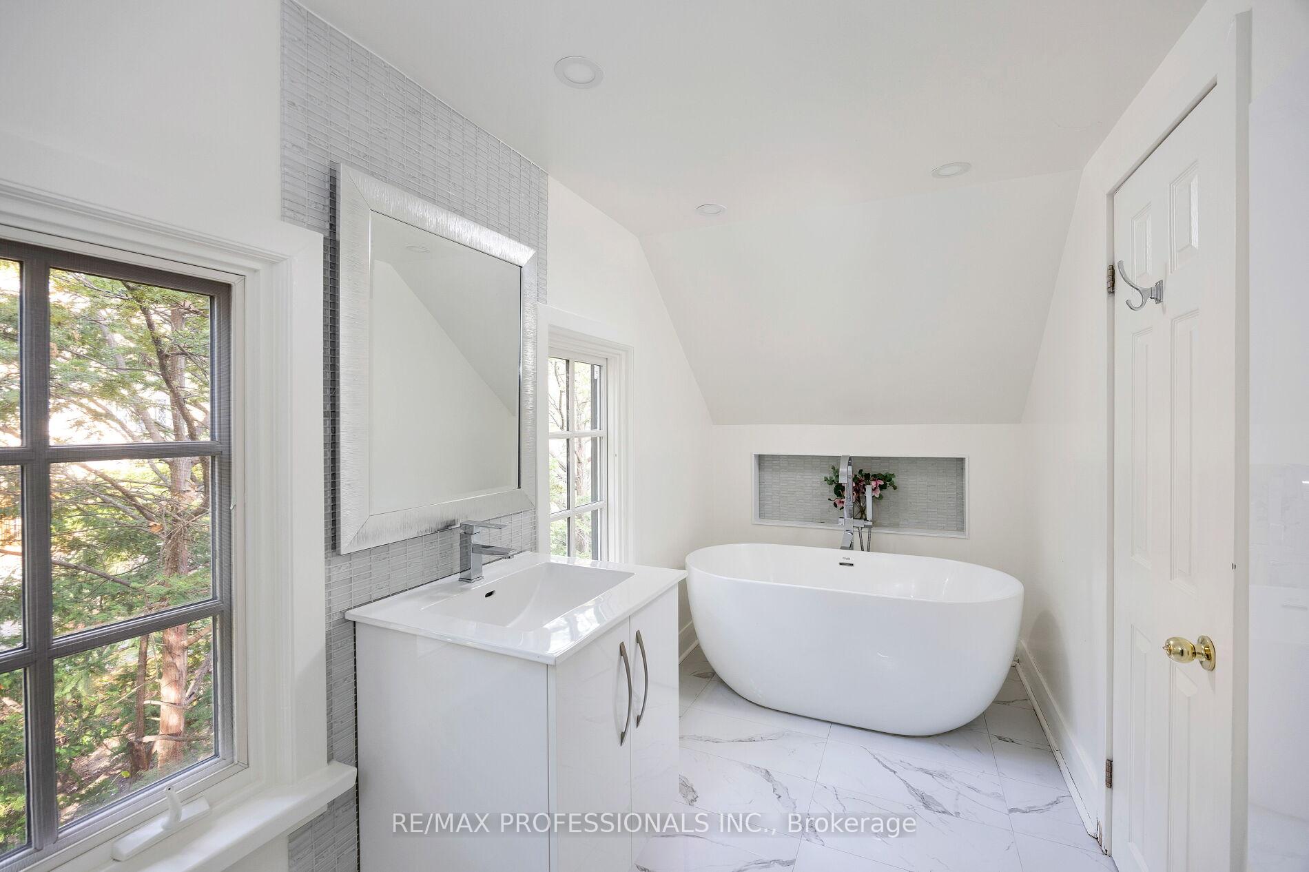 11 Kingsway Cres, Toronto, ON M8X2P9 | 5 Bedroom 7 Bathroom Detached House | Image 27