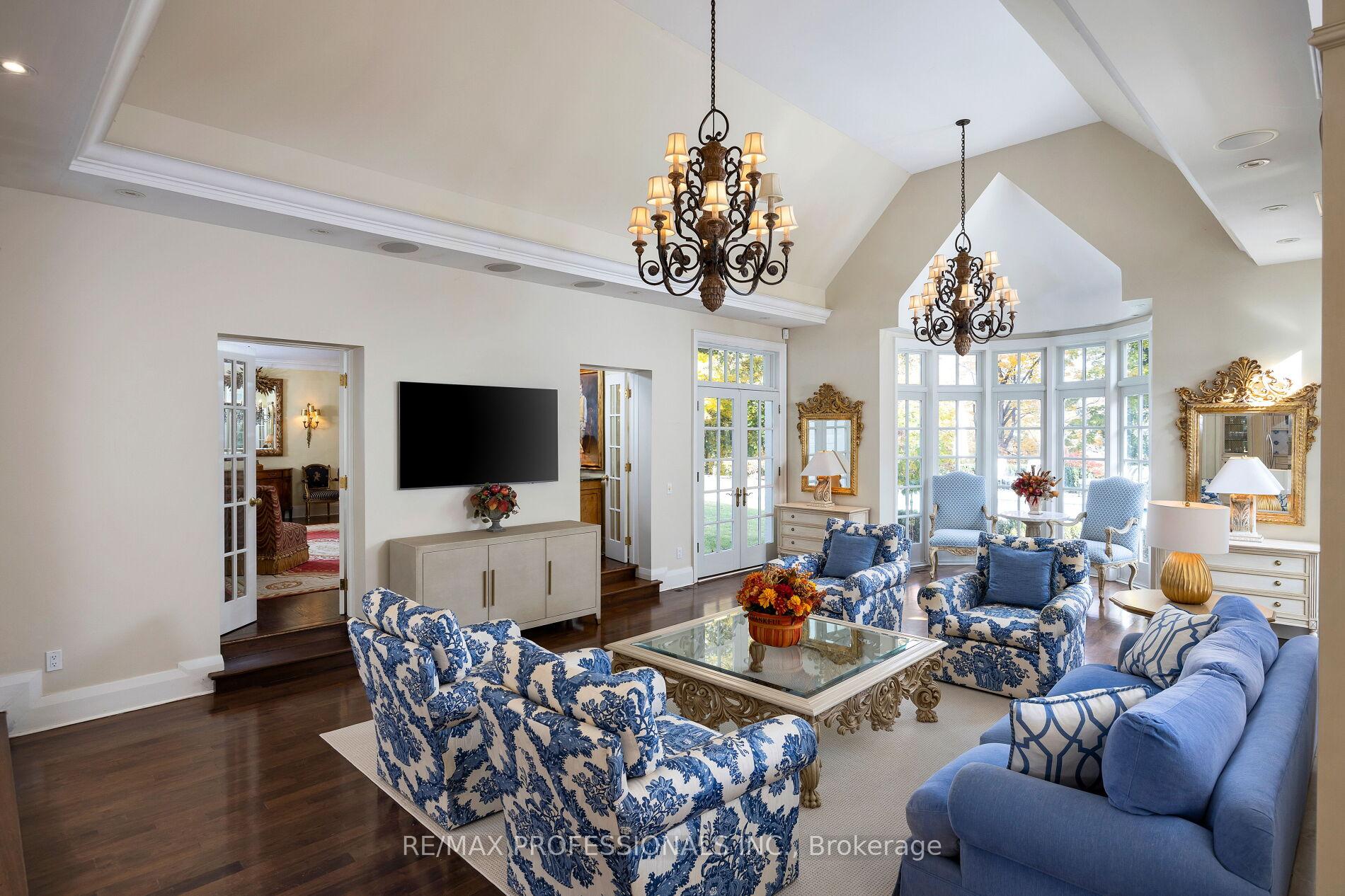 11 Kingsway Cres, Toronto, ON M8X2P9 | 5 Bedroom 7 Bathroom Detached House | Image 4