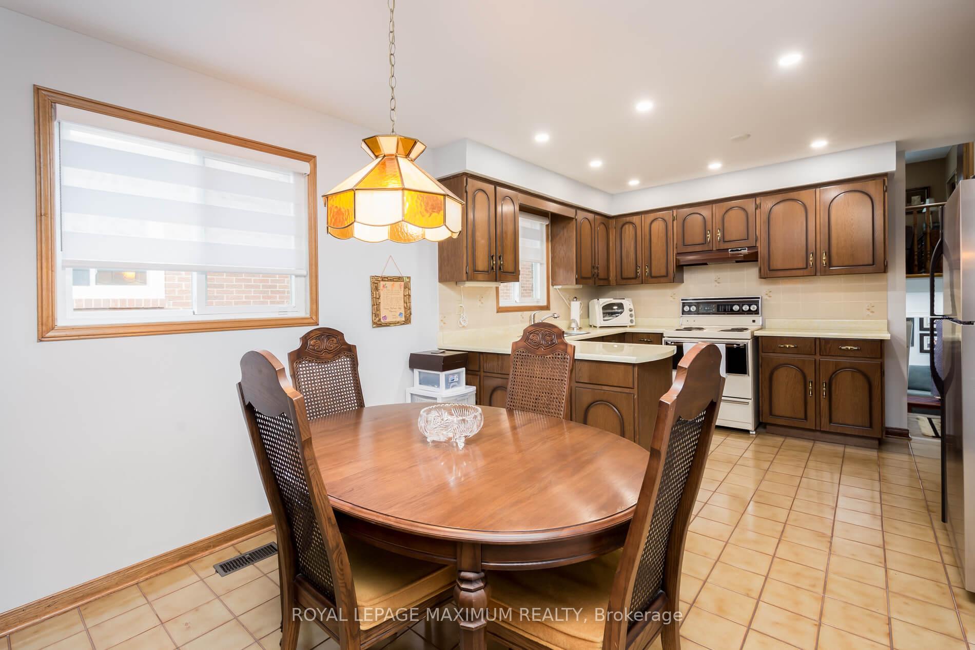 44 Flagstick Crt, Toronto, ON M3J3B8 | 3 Bedroom 2 Bathroom Semi-Detached House | Image 10
