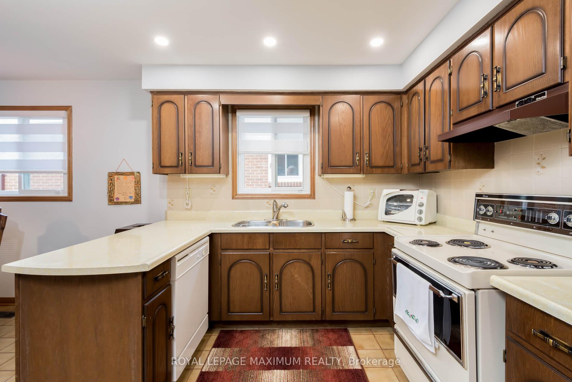 44 Flagstick Crt, Toronto, ON M3J3B8 | 3 Bedroom 2 Bathroom Semi-Detached House | Image 13