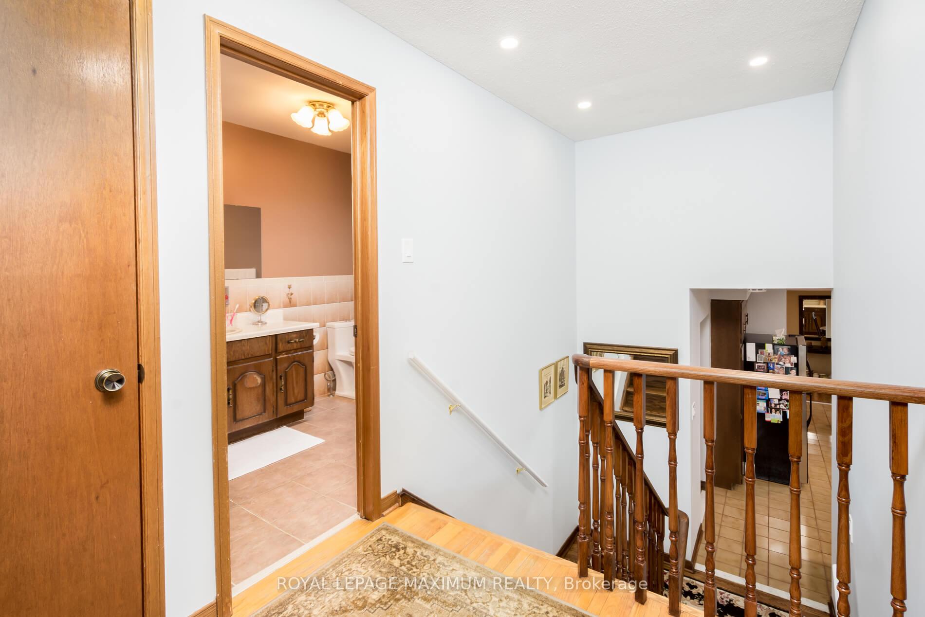 44 Flagstick Crt, Toronto, ON M3J3B8 | 3 Bedroom 2 Bathroom Semi-Detached House | Image 15