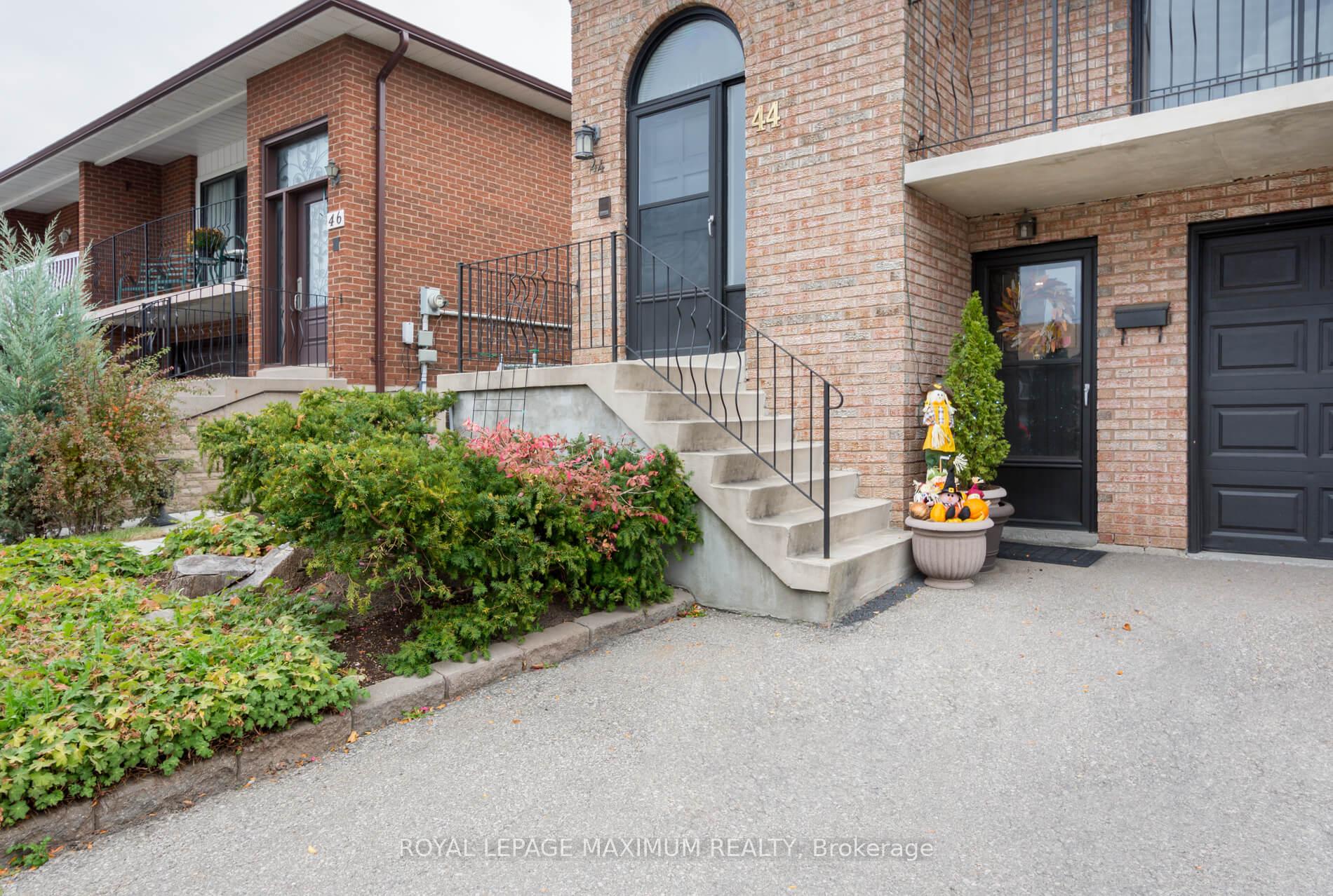 44 Flagstick Crt, Toronto, ON M3J3B8 | 3 Bedroom 2 Bathroom Semi-Detached House | Image 3