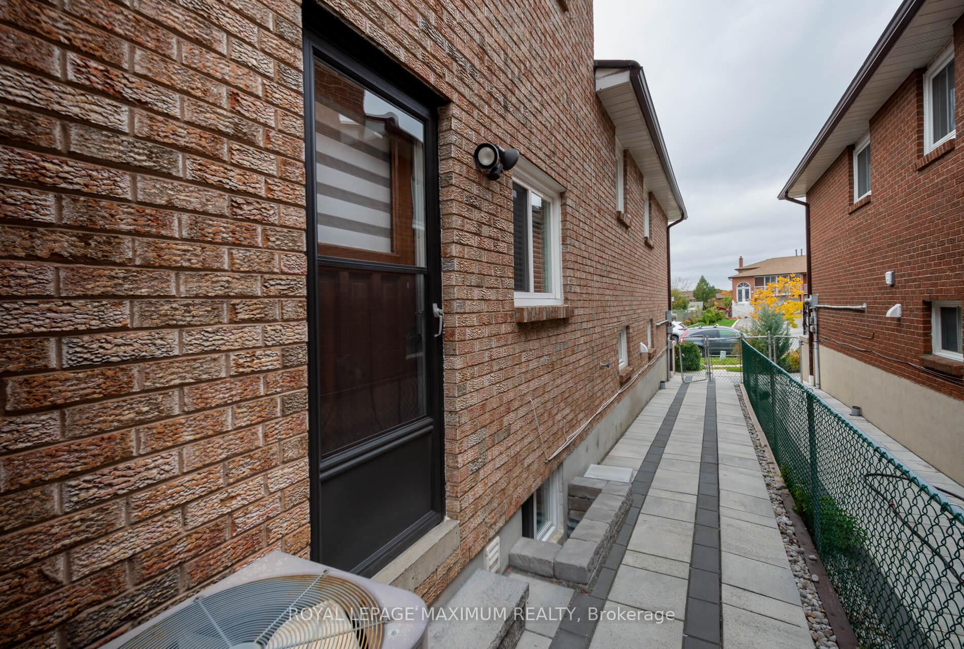 44 Flagstick Crt, Toronto, ON M3J3B8 | 3 Bedroom 2 Bathroom Semi-Detached House | Image 37