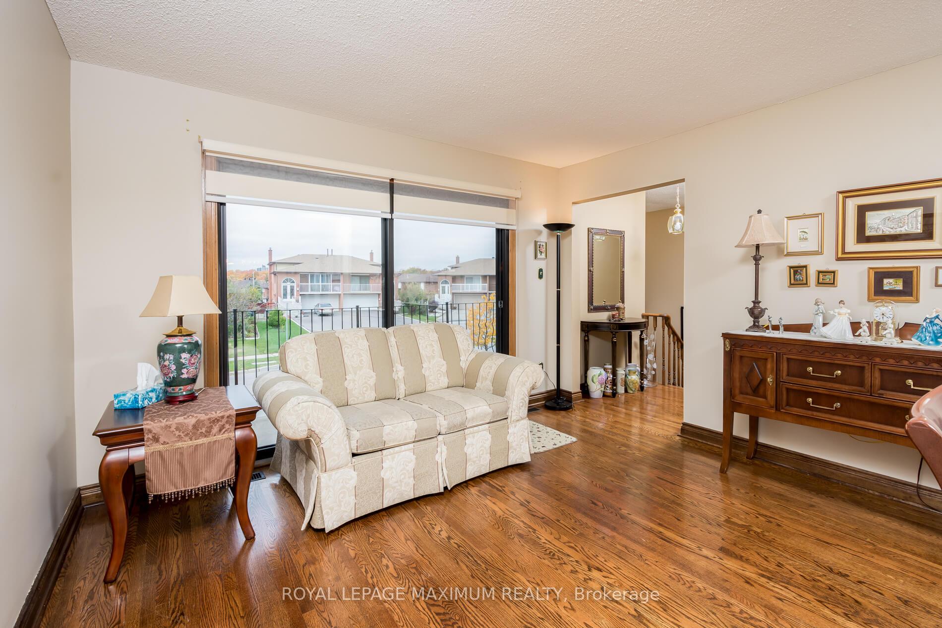 44 Flagstick Crt, Toronto, ON M3J3B8 | 3 Bedroom 2 Bathroom Semi-Detached House | Image 6