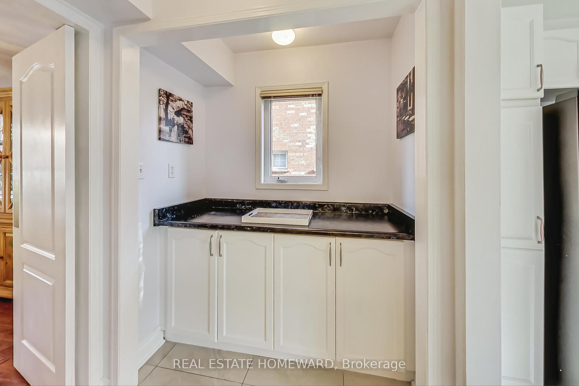 1696 Danthorpe Dr, Mississauga, ON L5N7L2 | 4 Bedroom 3 Bathroom Detached House | Image 10