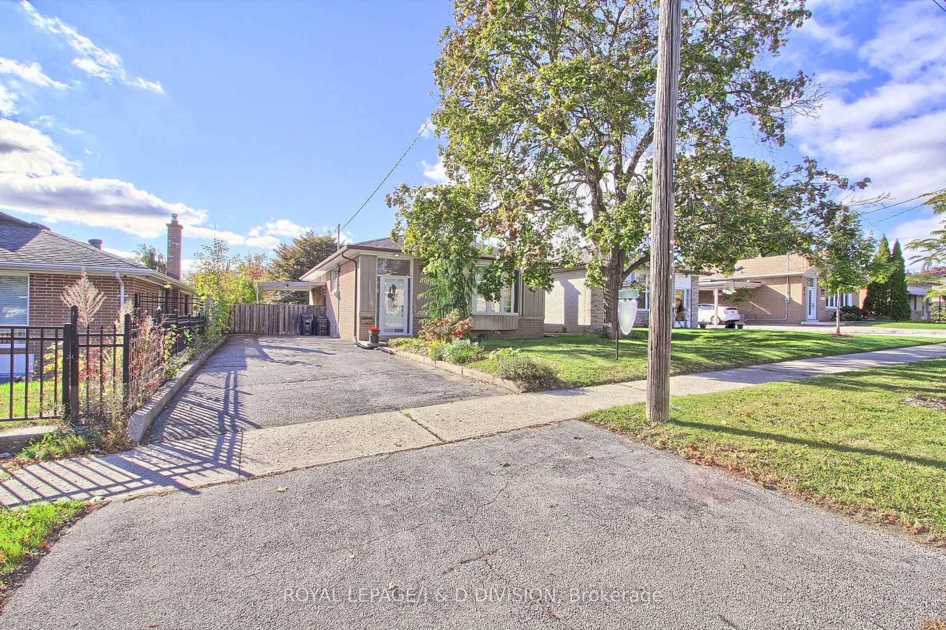 22 Dashwood Cres, Toronto, ON M9V2N8 | 3 Bedroom 2 Bathroom Detached House | Image 2