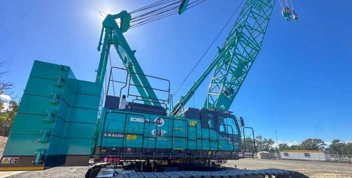 Image 2 The lower structure features independent hydraulic propel drives built into each crawler side frame