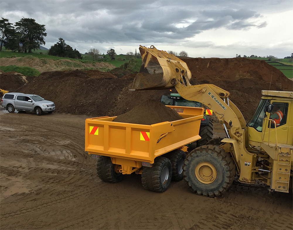 Ribaltabile da costruzione Construction-Tipper-Being-Loaded