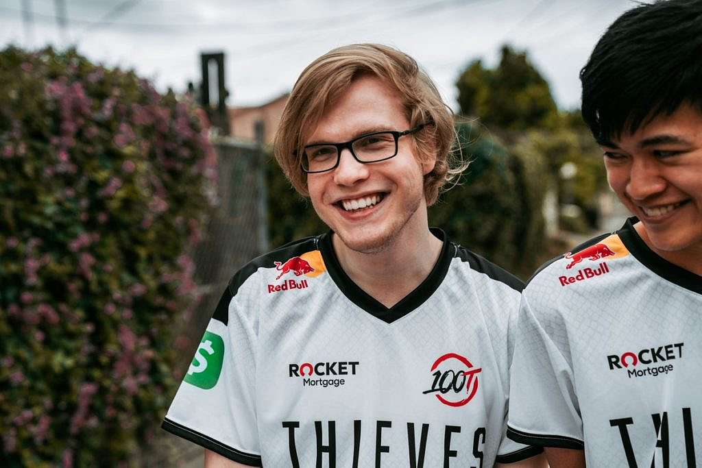 Amazing míří do 100Thieves, C9 oznámili jméno nového kouče