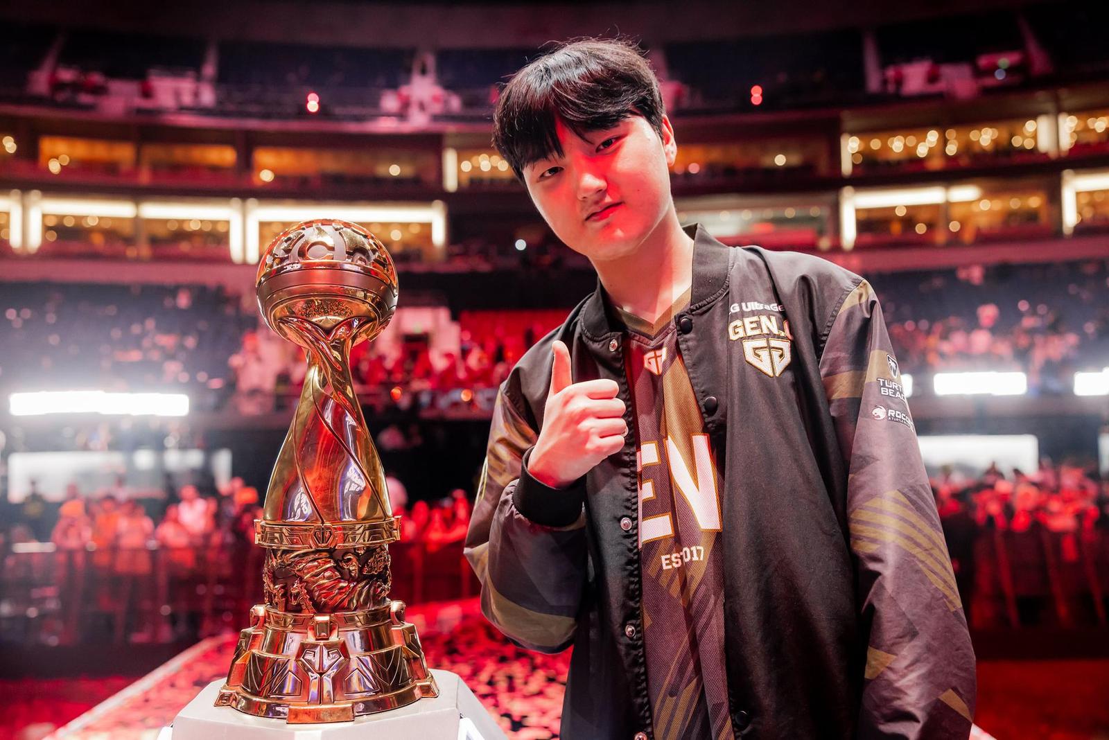 Přestup roku? T1 po výhře na Worlds oficiálně mění soupisku