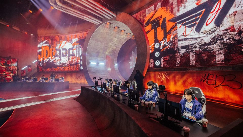 T1 prohráli první sérii na MSI, JD Gaming se dostali do finále